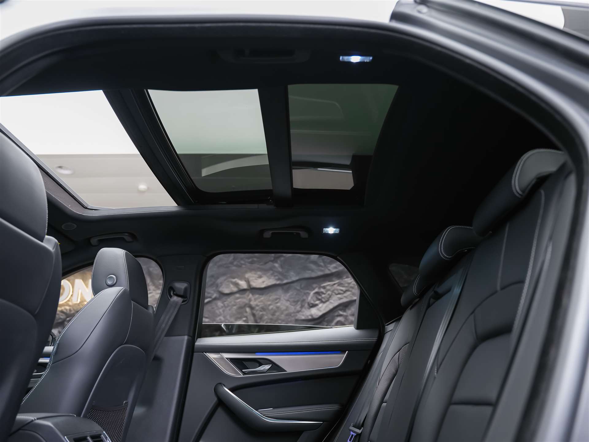 JAGUAR F-Pace 3.0 D300 R-Dynamic MHEV SE AWD *Facelift*Panorama*Meridian*Lenkradheizung*-image-13