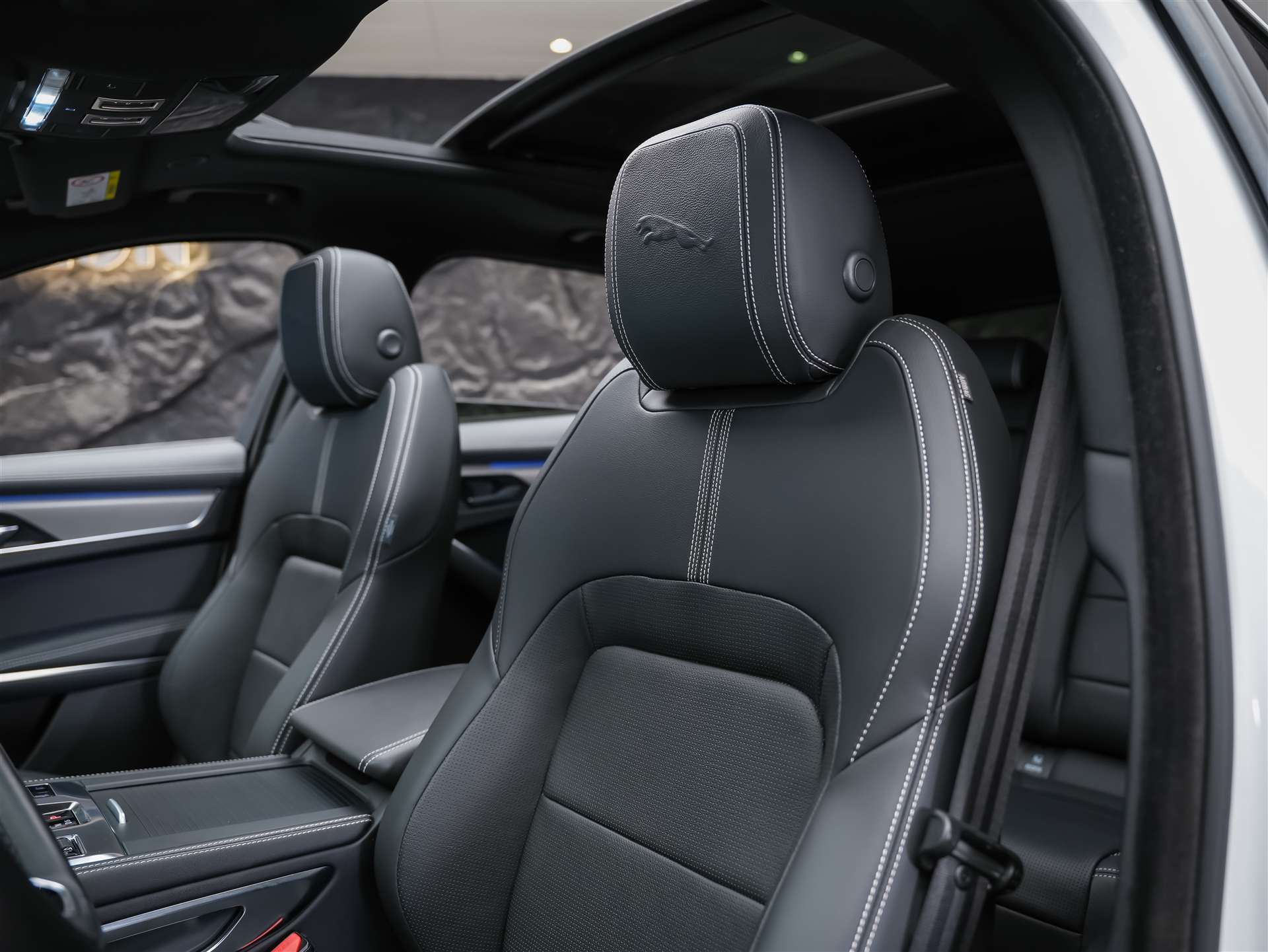 JAGUAR F-Pace 3.0 D300 R-Dynamic MHEV SE AWD *Facelift*Panorama*Meridian*Lenkradheizung*-image-9