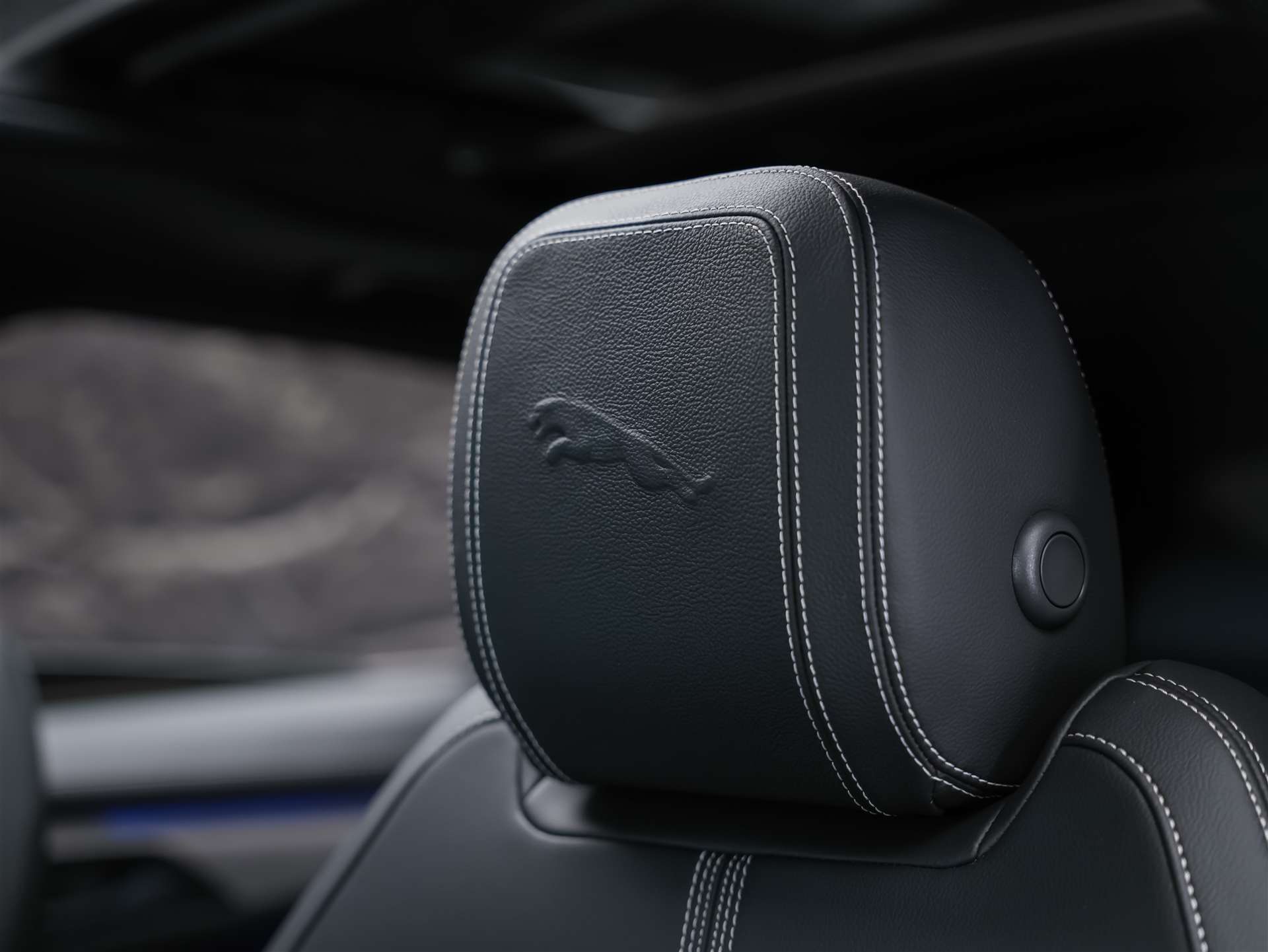 JAGUAR F-Pace 3.0 D300 R-Dynamic MHEV SE AWD *Facelift*Panorama*Meridian*Lenkradheizung*-image-10