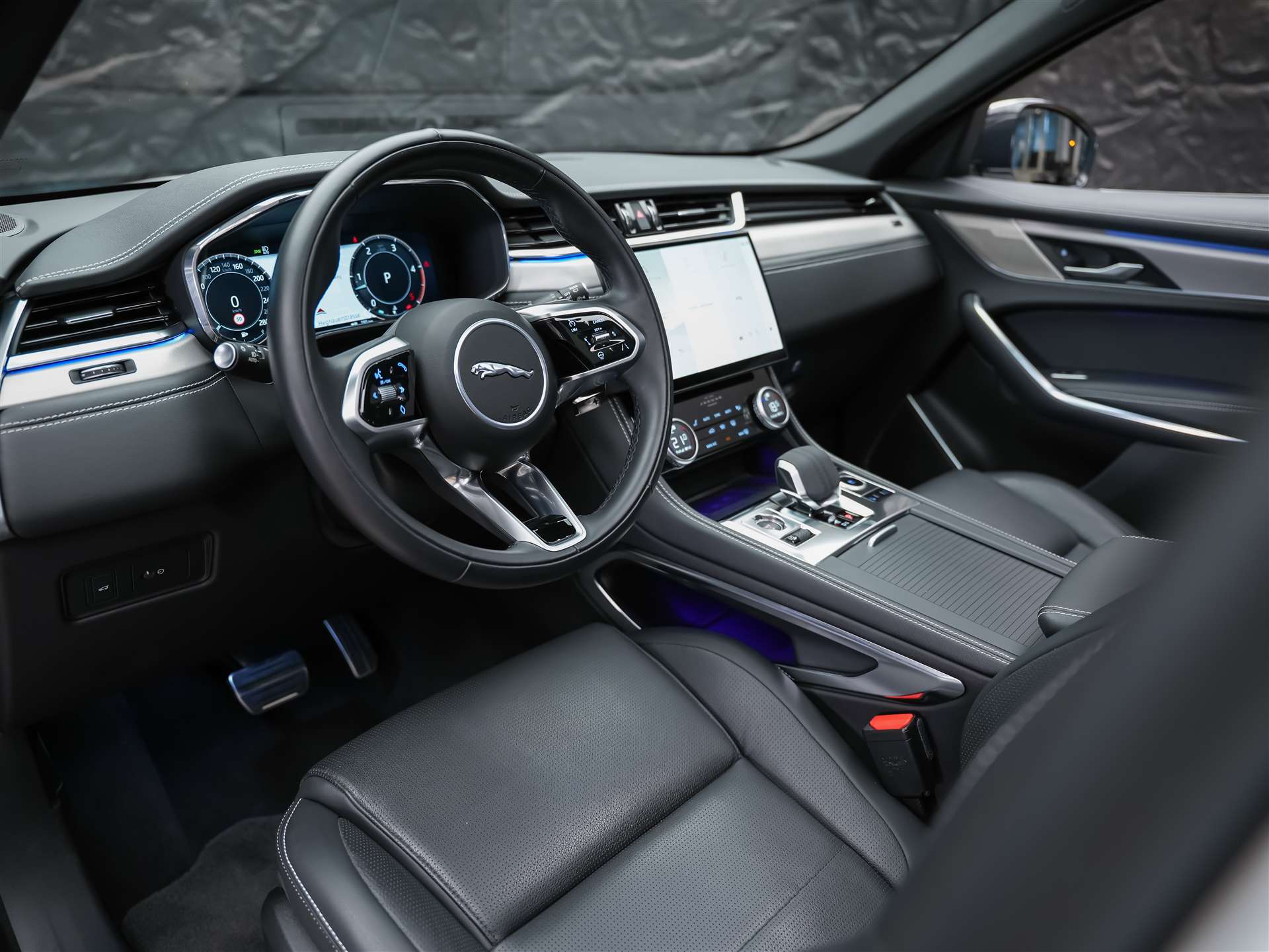 JAGUAR F-Pace 3.0 D300 R-Dynamic MHEV SE AWD *Facelift*Panorama*Meridian*Lenkradheizung*-image-7