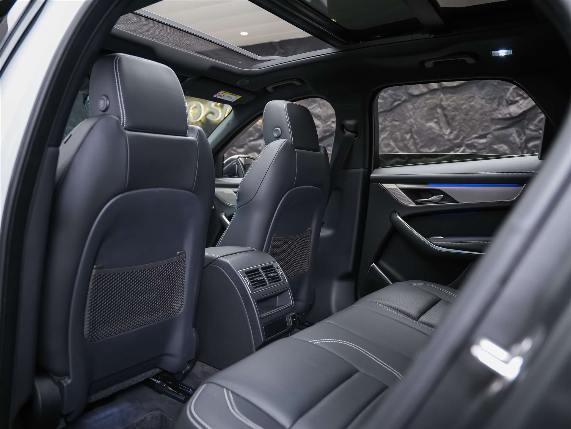 JAGUAR F-Pace 3.0 D300 R-Dynamic MHEV SE AWD *Facelift*Panorama*Meridian*Lenkradheizung*-image-12