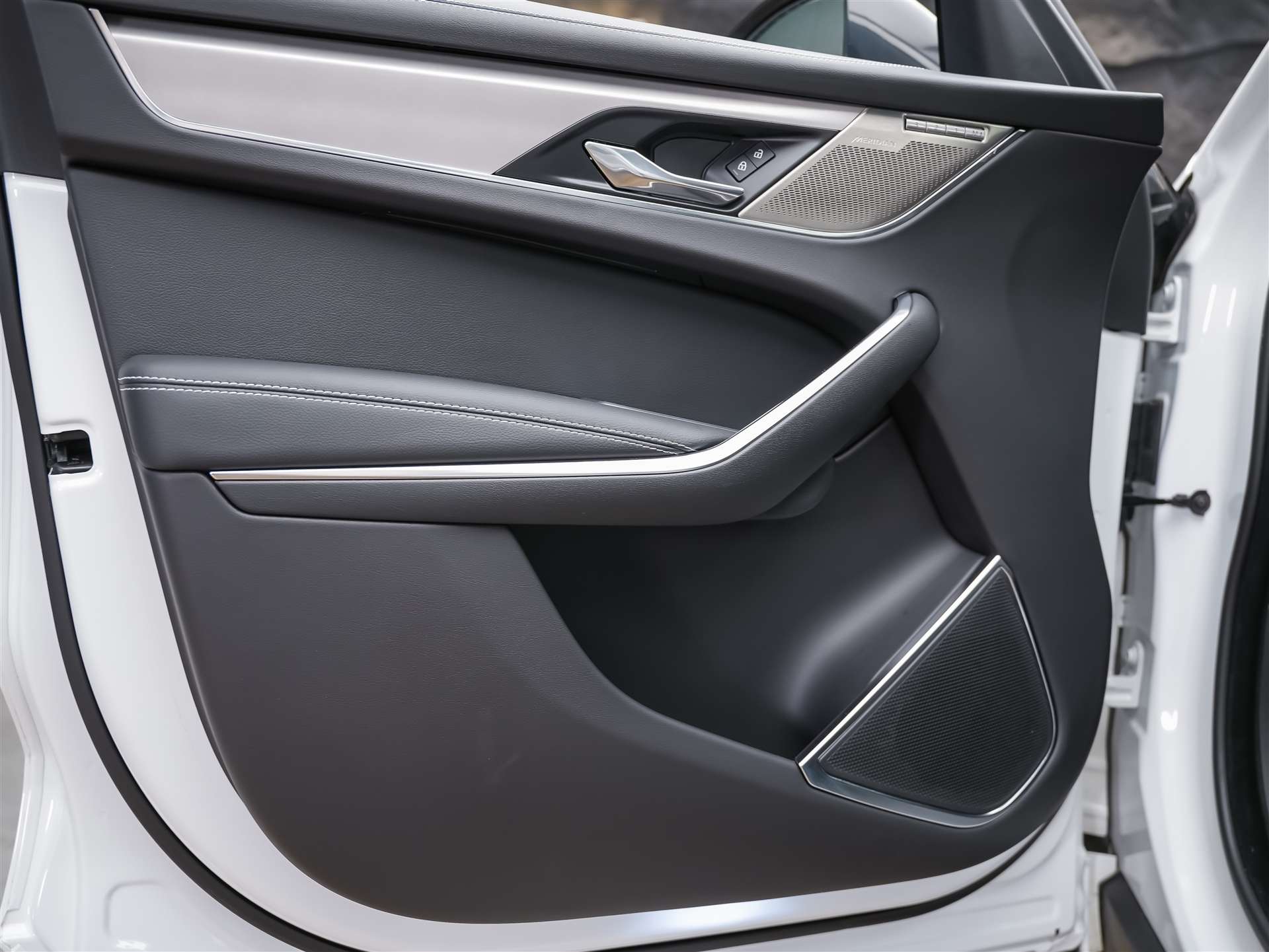JAGUAR F-Pace 3.0 D300 R-Dynamic MHEV SE AWD *Facelift*Panorama*Meridian*Lenkradheizung*-image-25