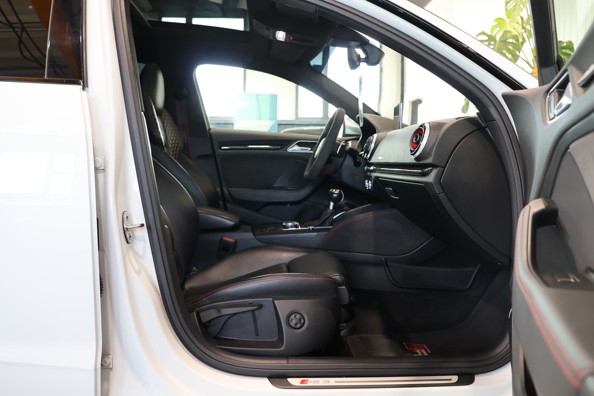 AUDI RS3 2.5 TSI quattro S-tronic-image-12