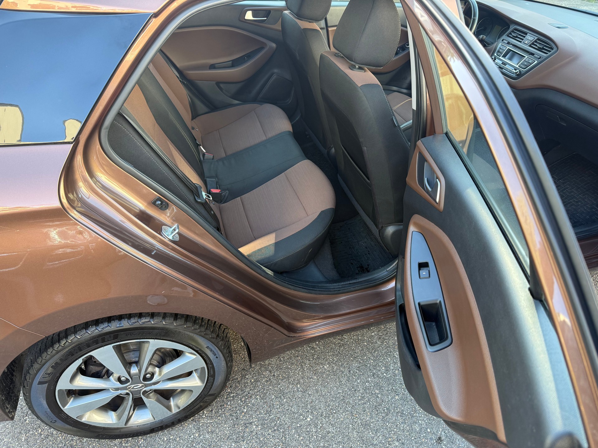 HYUNDAI i20 1.2 Amplia-image-17