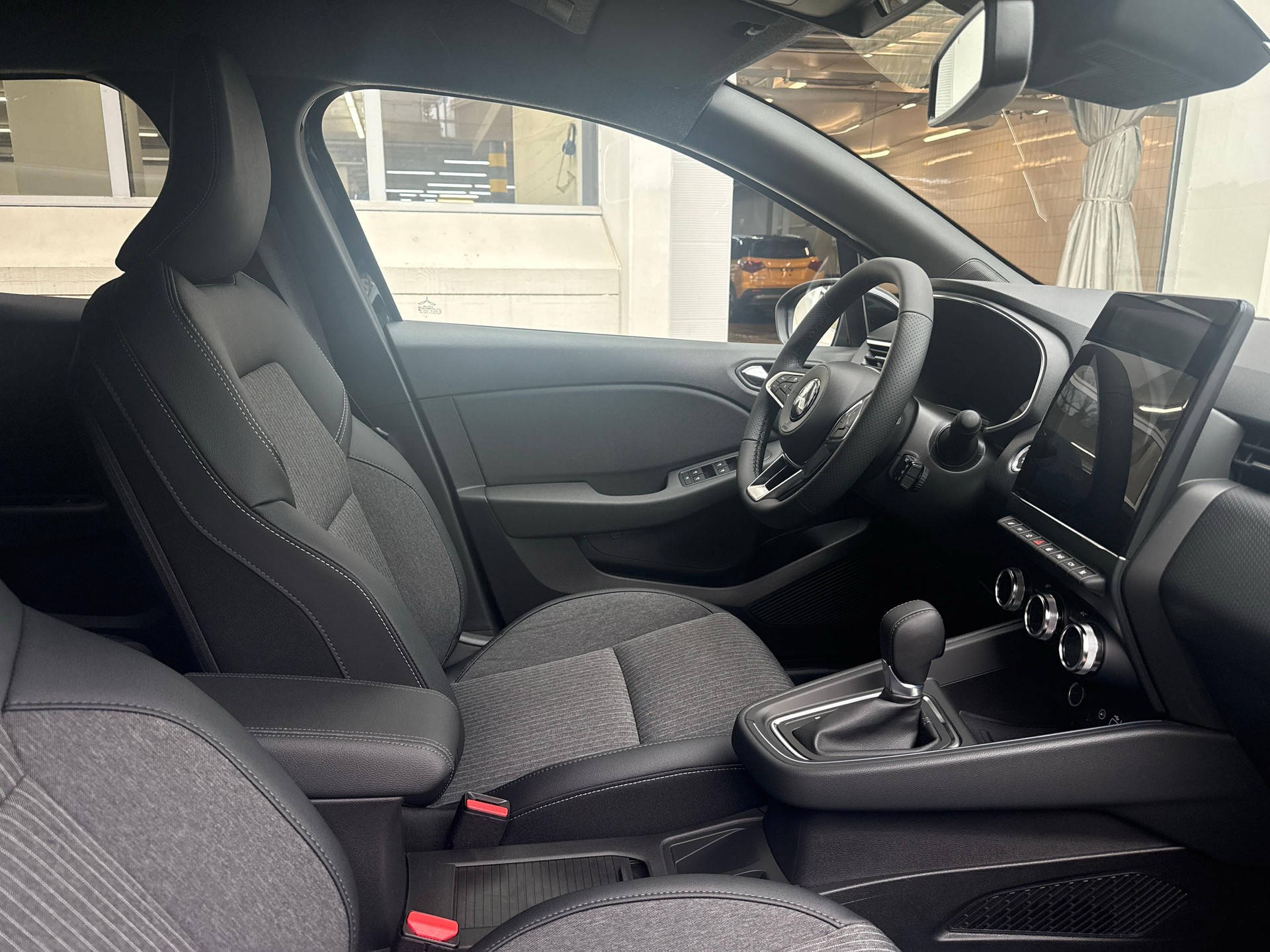 MITSUBISHI Colt 1.6 HEV Instyle-image-9