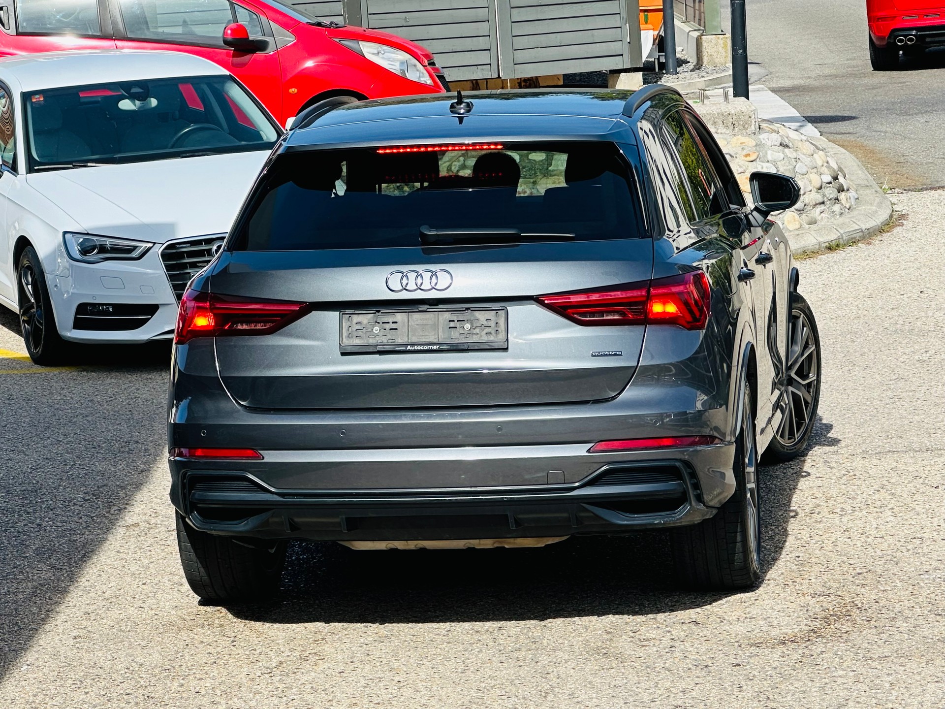 AUDI Q3 40 TFSI S line quattro S-tronic-image-8
