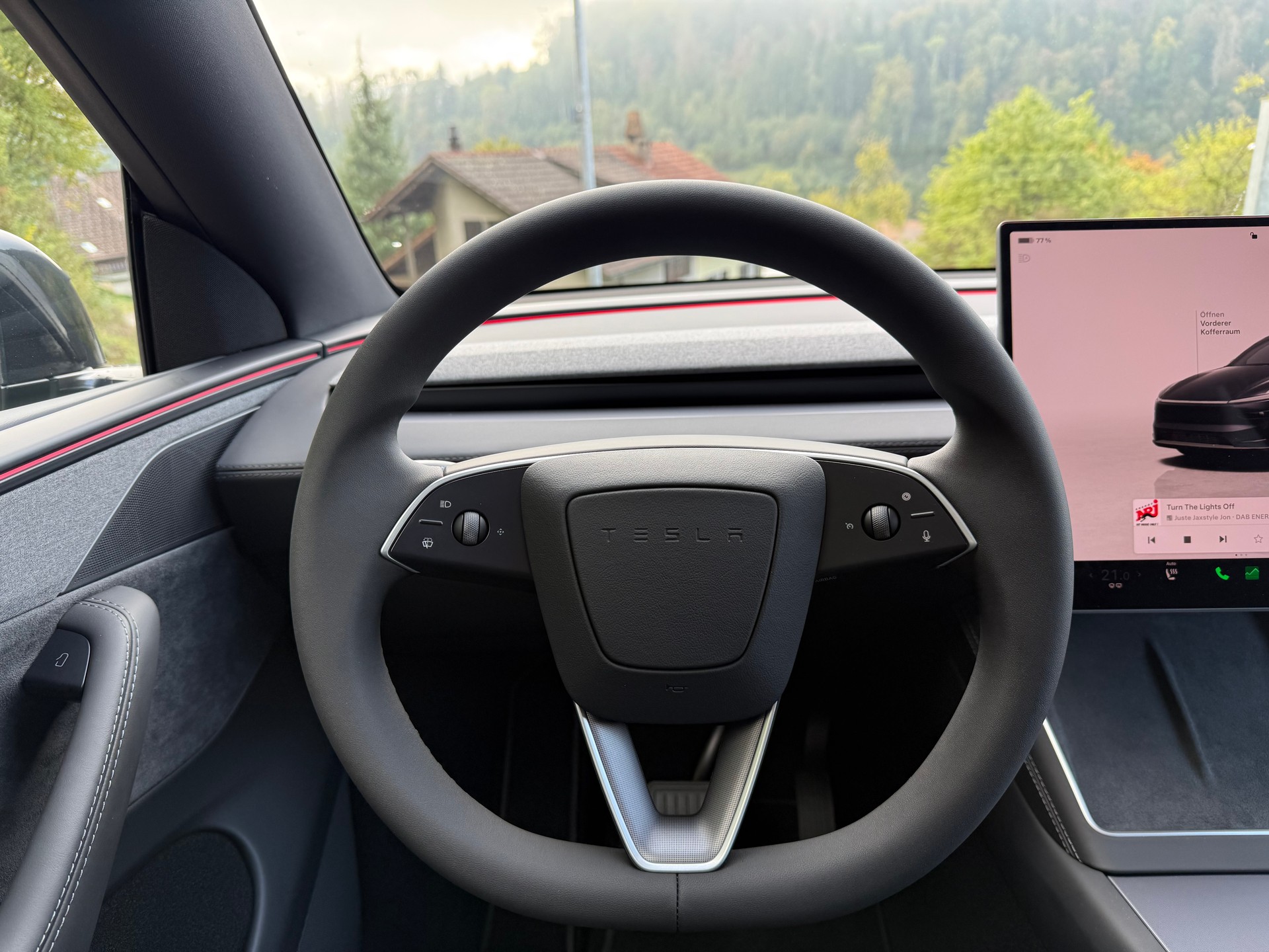 TESLA Model Y Long Range Premium AWD-image-8