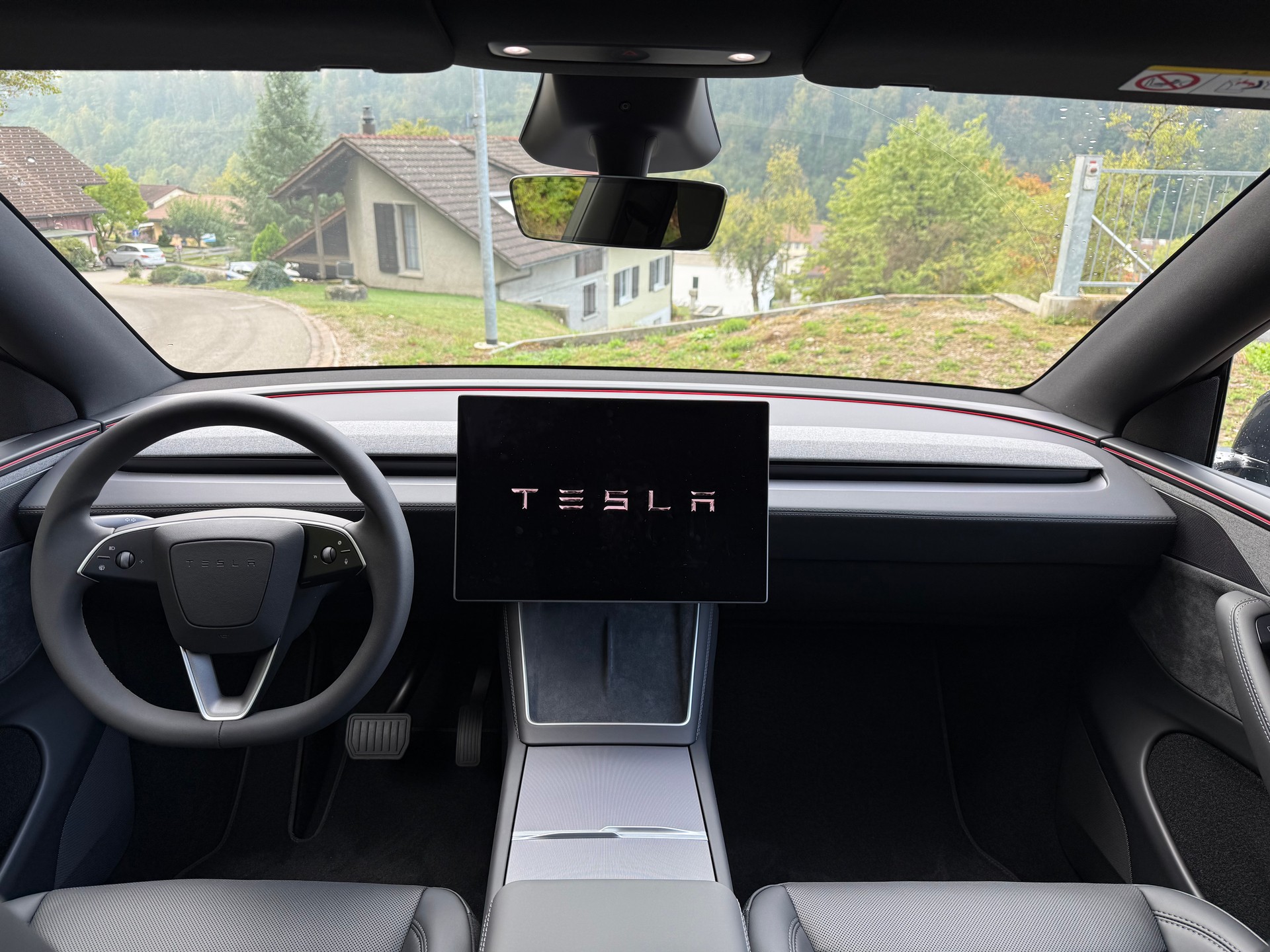 TESLA Model Y Long Range Premium AWD-image-7