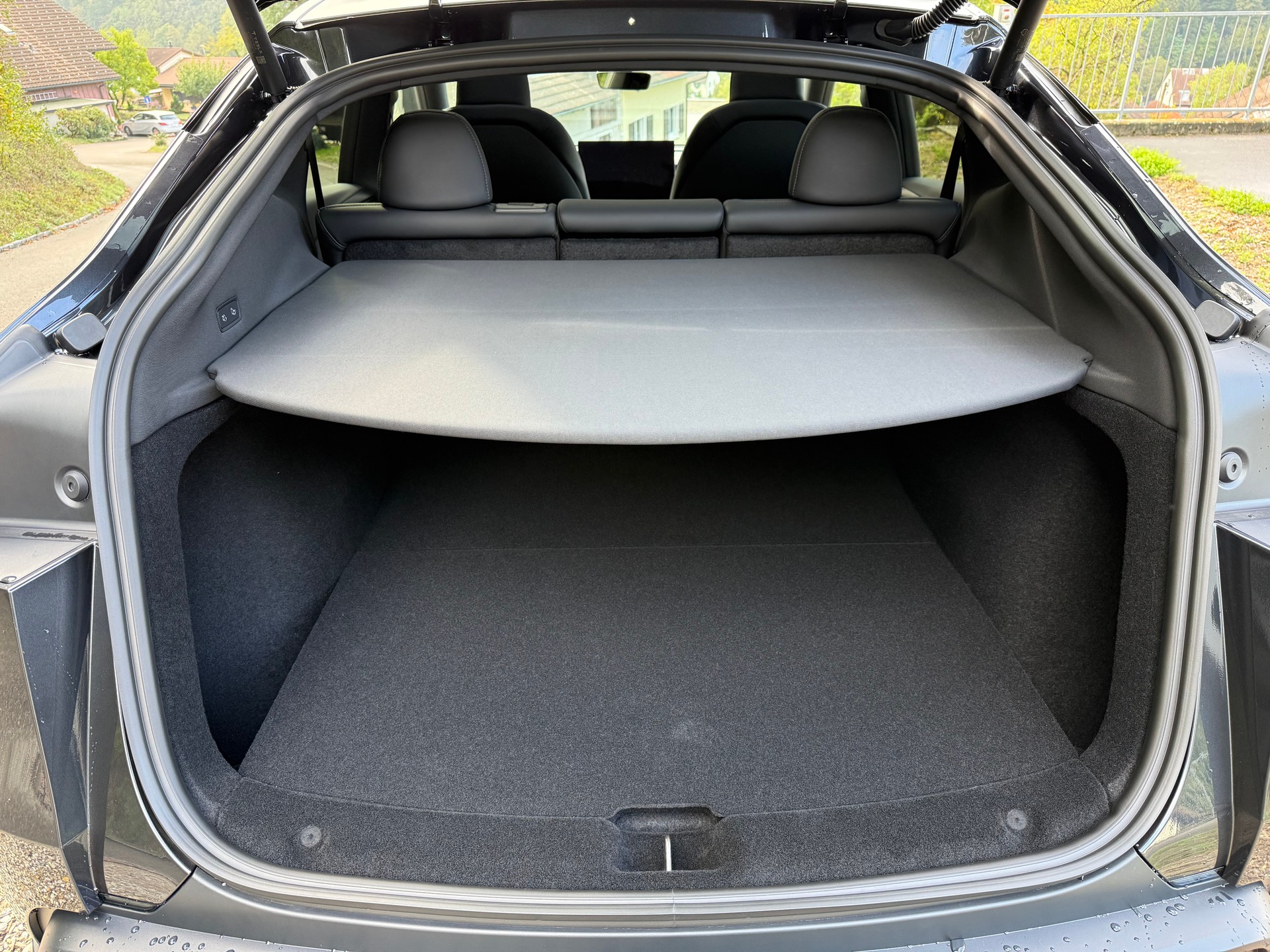 TESLA Model Y Long Range Premium AWD-image-10
