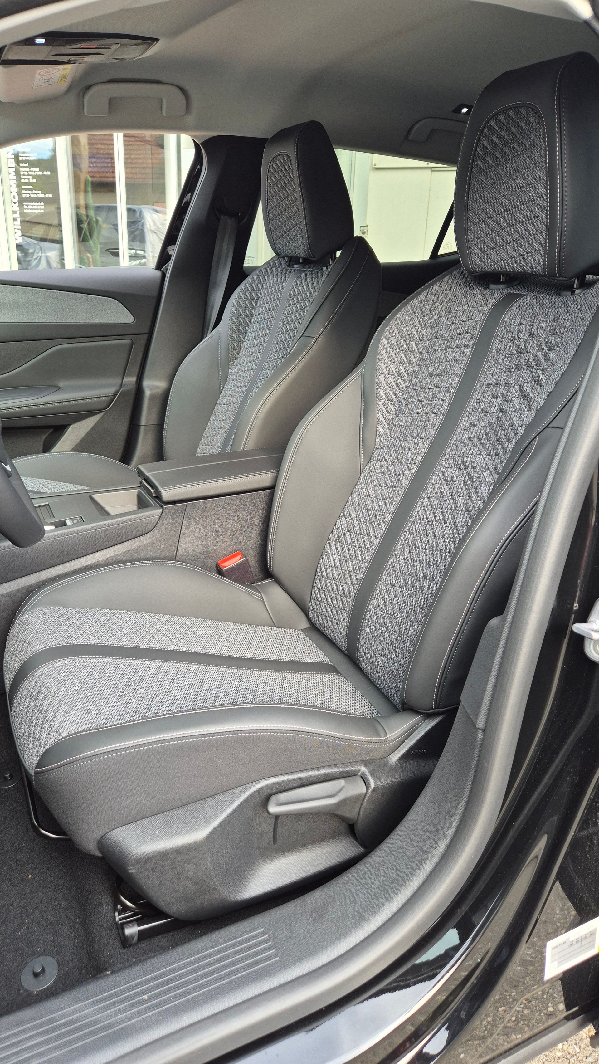 PEUGEOT 408 PHEV 225 BlackLion Helvetia-image-11