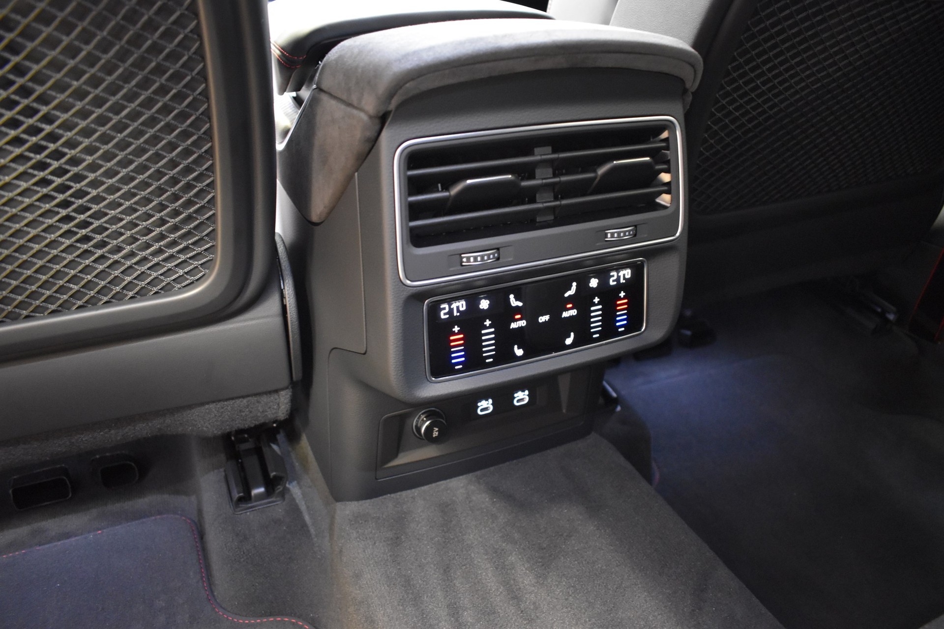 AUDI RSQ8  quattro tiptronic-image-15