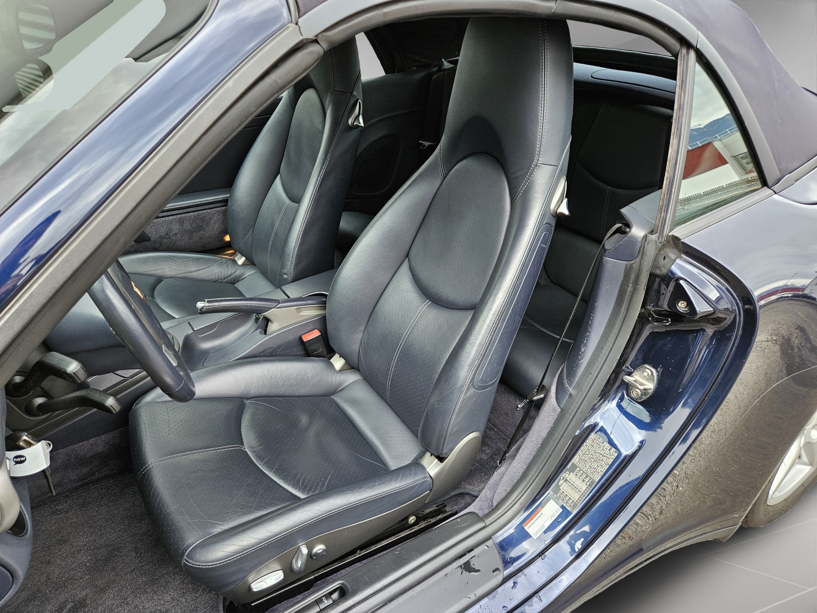 PORSCHE 911 Cabrio Carrera 4-image-8