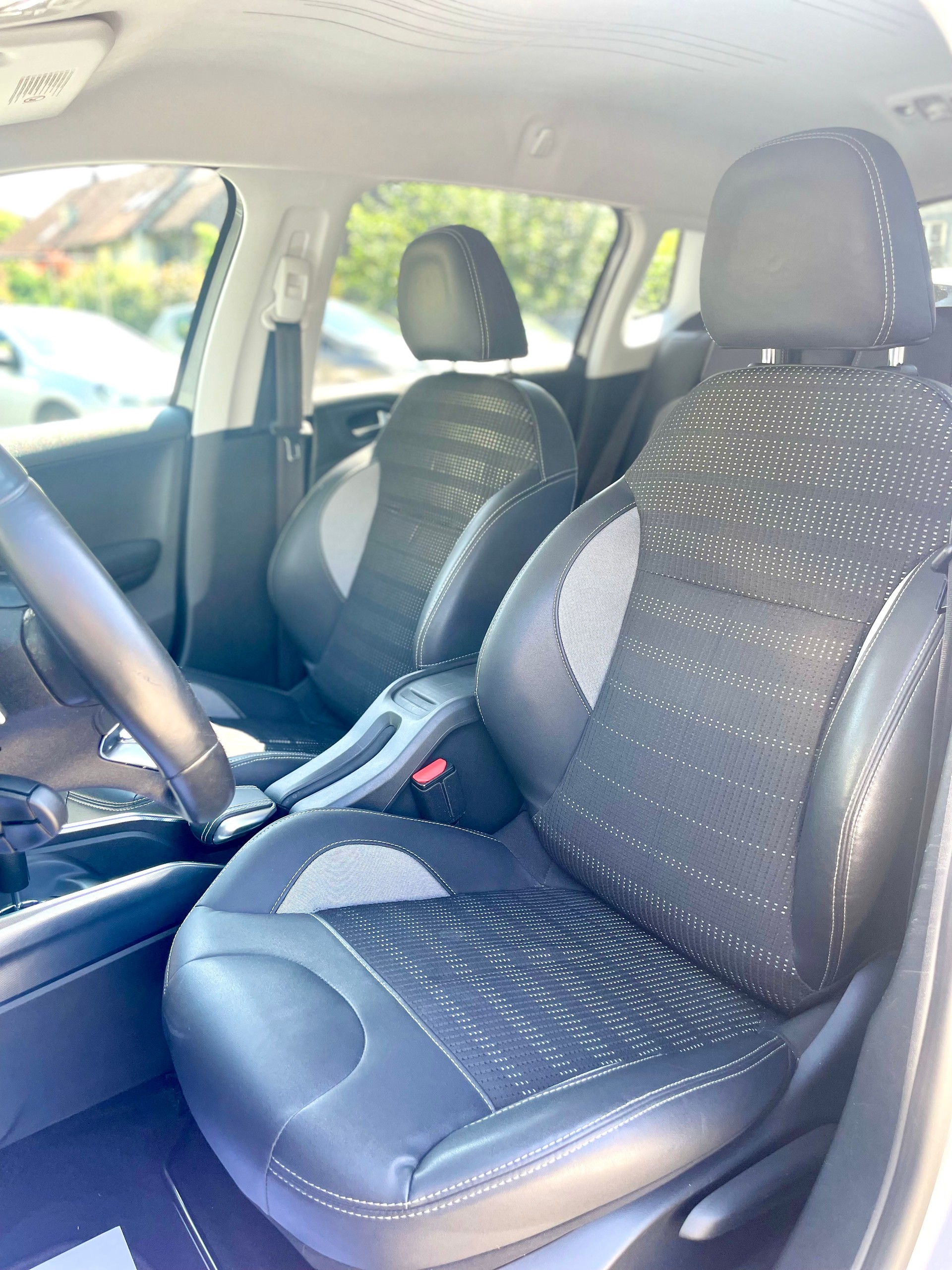 PEUGEOT 2008 1.6 e-HDi Allure EGS6-image-9