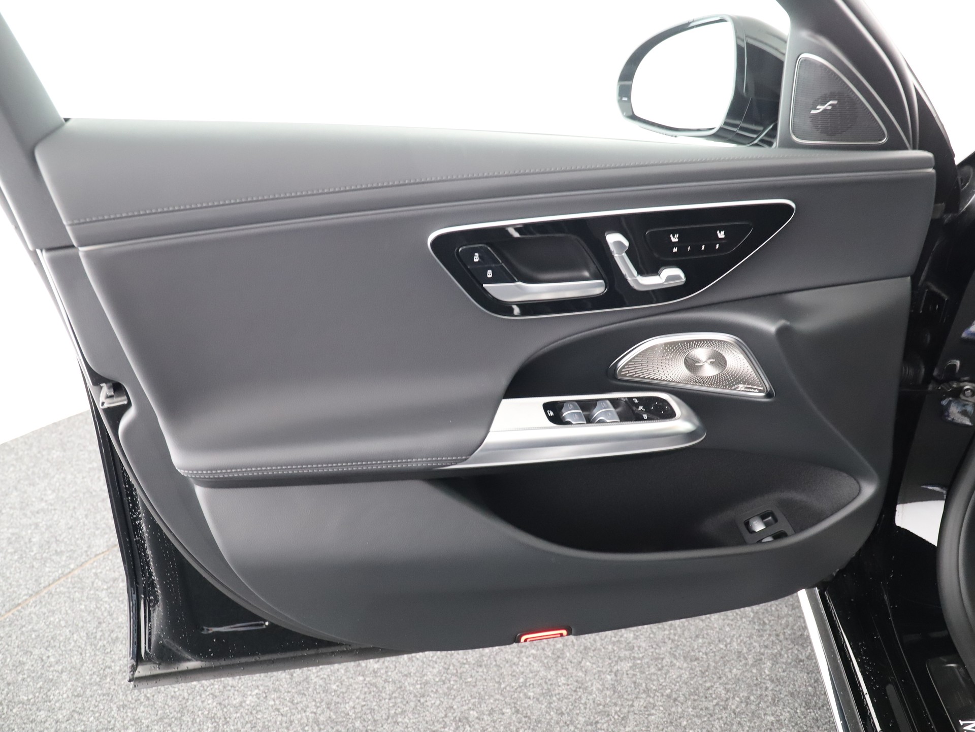 MERCEDES-BENZ E 300 e 9G-Tronic-image-12