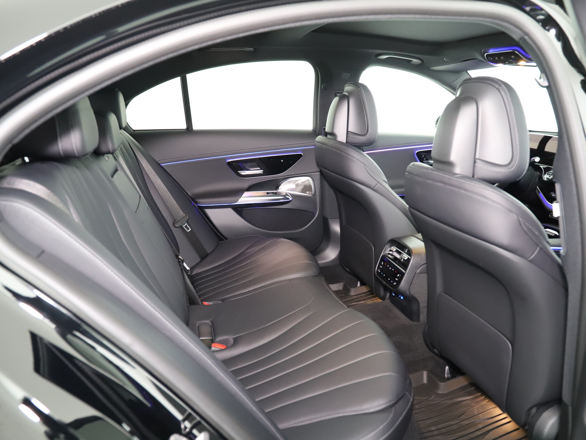 MERCEDES-BENZ E 300 e 9G-Tronic-image-11