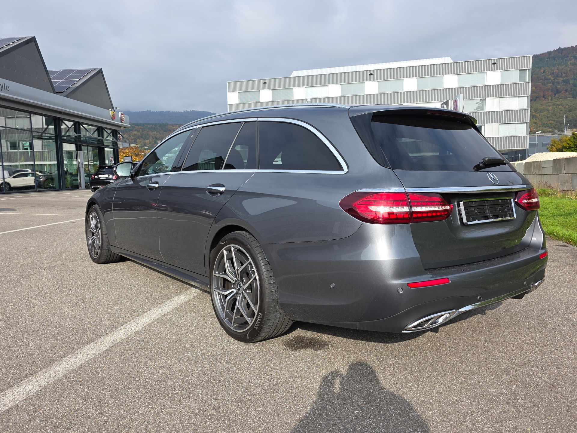 MERCEDES-BENZ E 220 d T AMG Line 4Matic 9G-Tronic-image-5