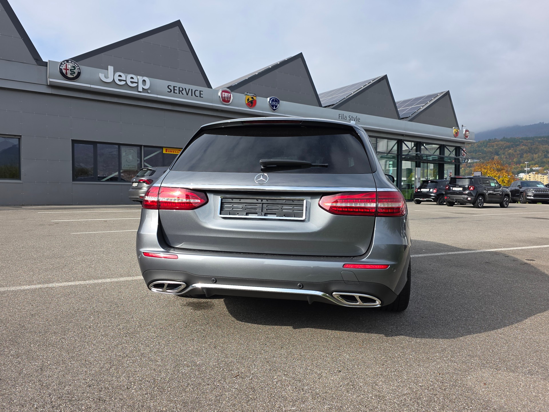 MERCEDES-BENZ E 220 d T AMG Line 4Matic 9G-Tronic-image-4