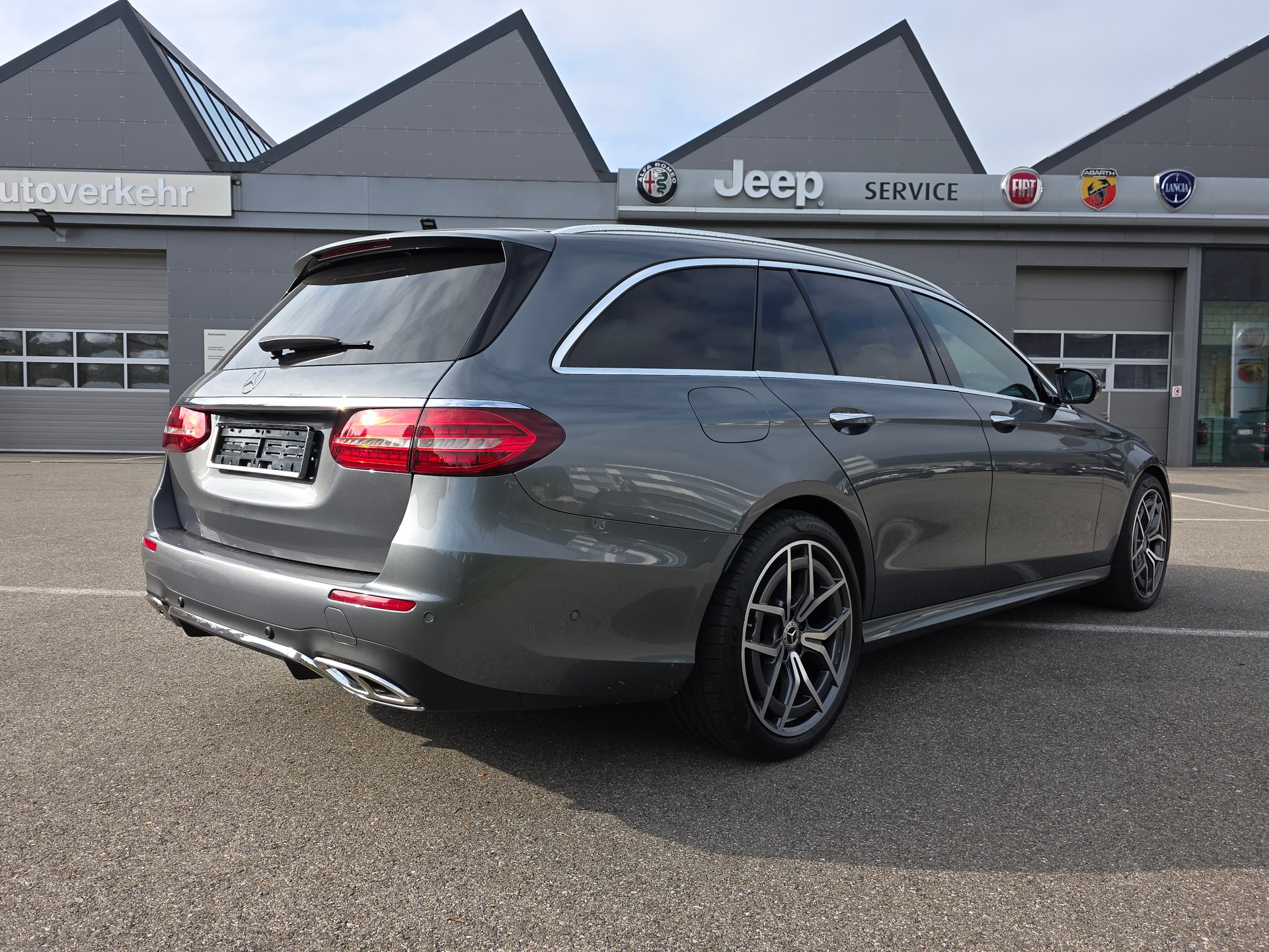 MERCEDES-BENZ E 220 d T AMG Line 4Matic 9G-Tronic-image-3