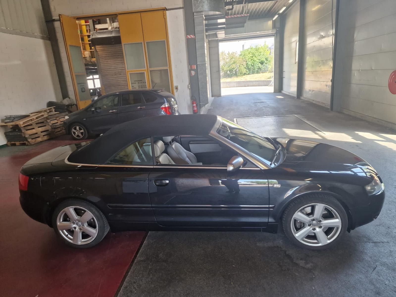 AUDI S4 Cabriolet 4.2 V8 quattro-image-5