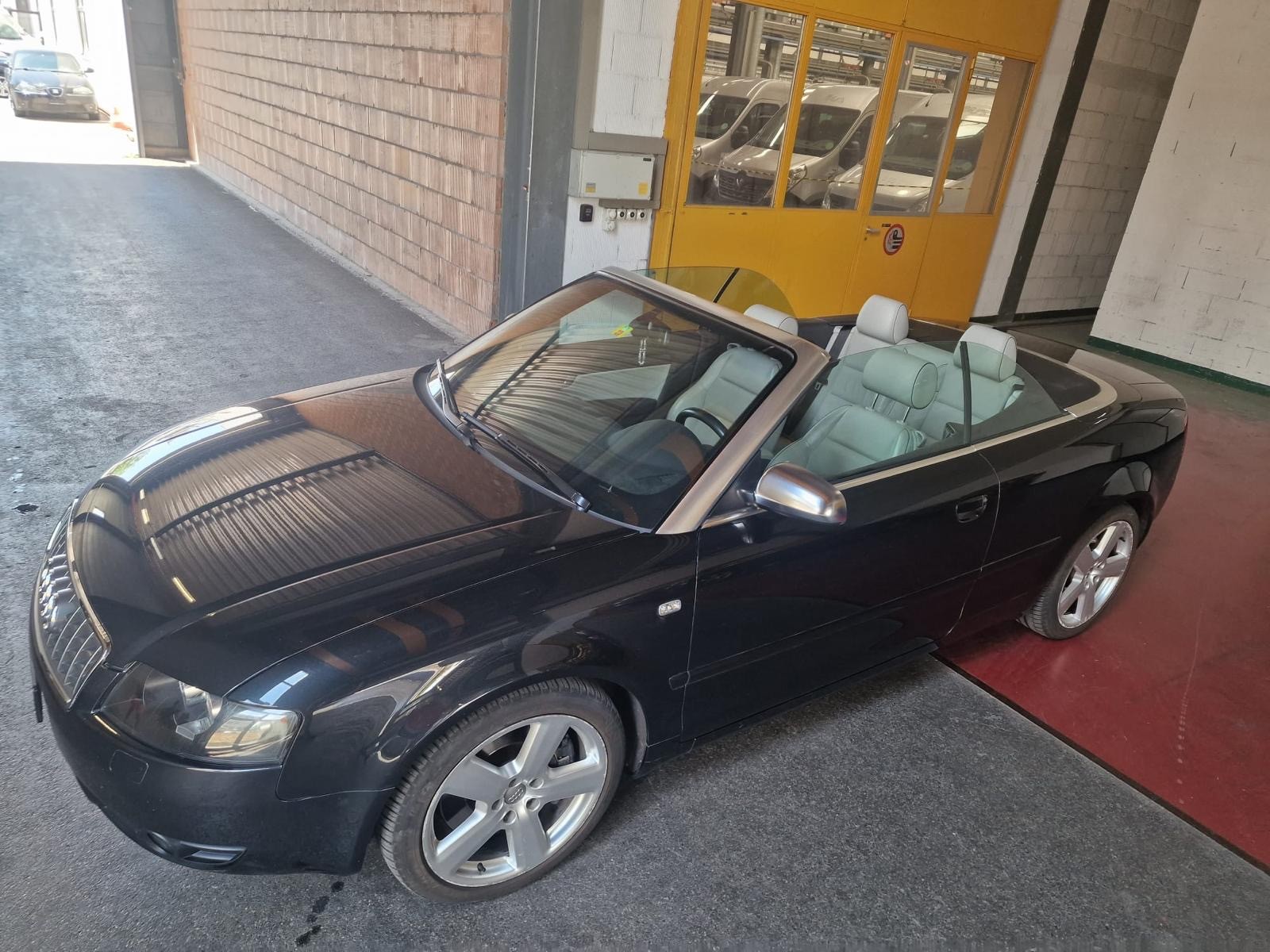 AUDI S4 Cabriolet 4.2 V8 quattro-image-9