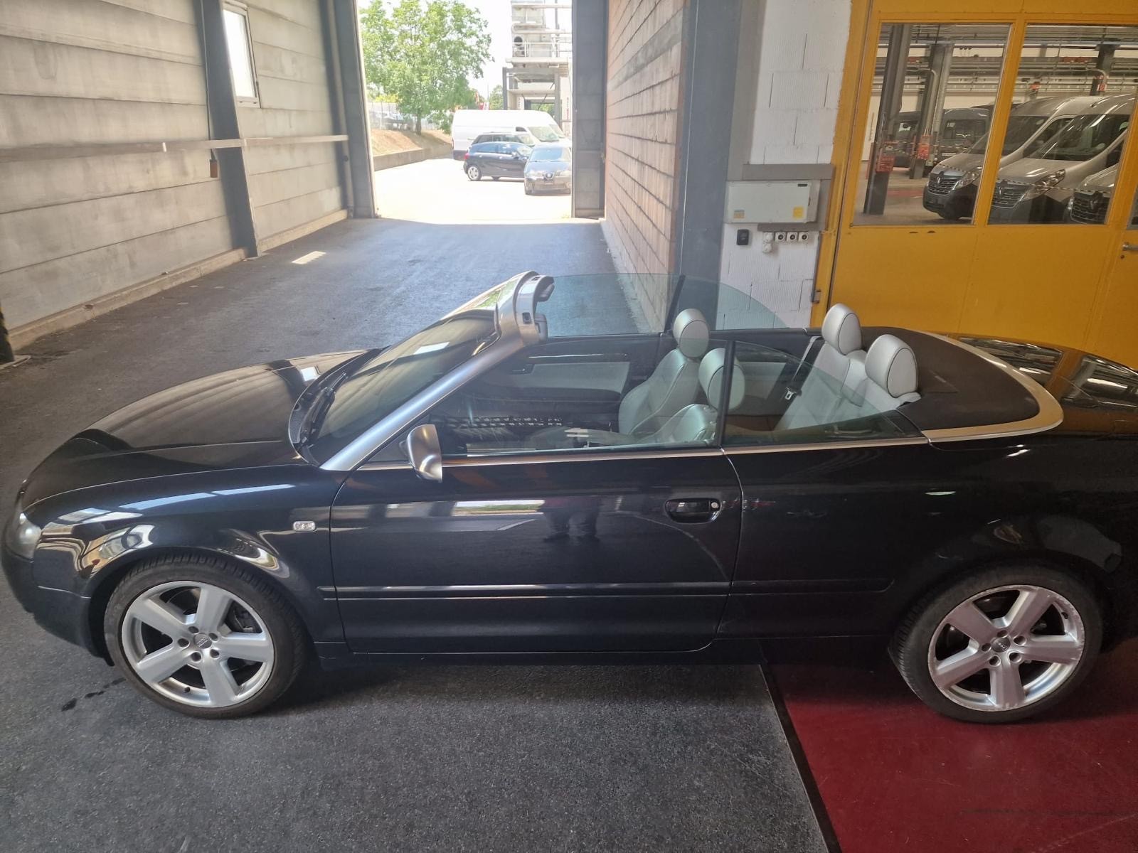 AUDI S4 Cabriolet 4.2 V8 quattro-image-10