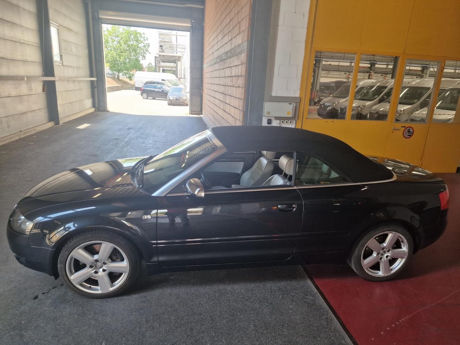 AUDI S4 Cabriolet 4.2 V8 quattro-image-4