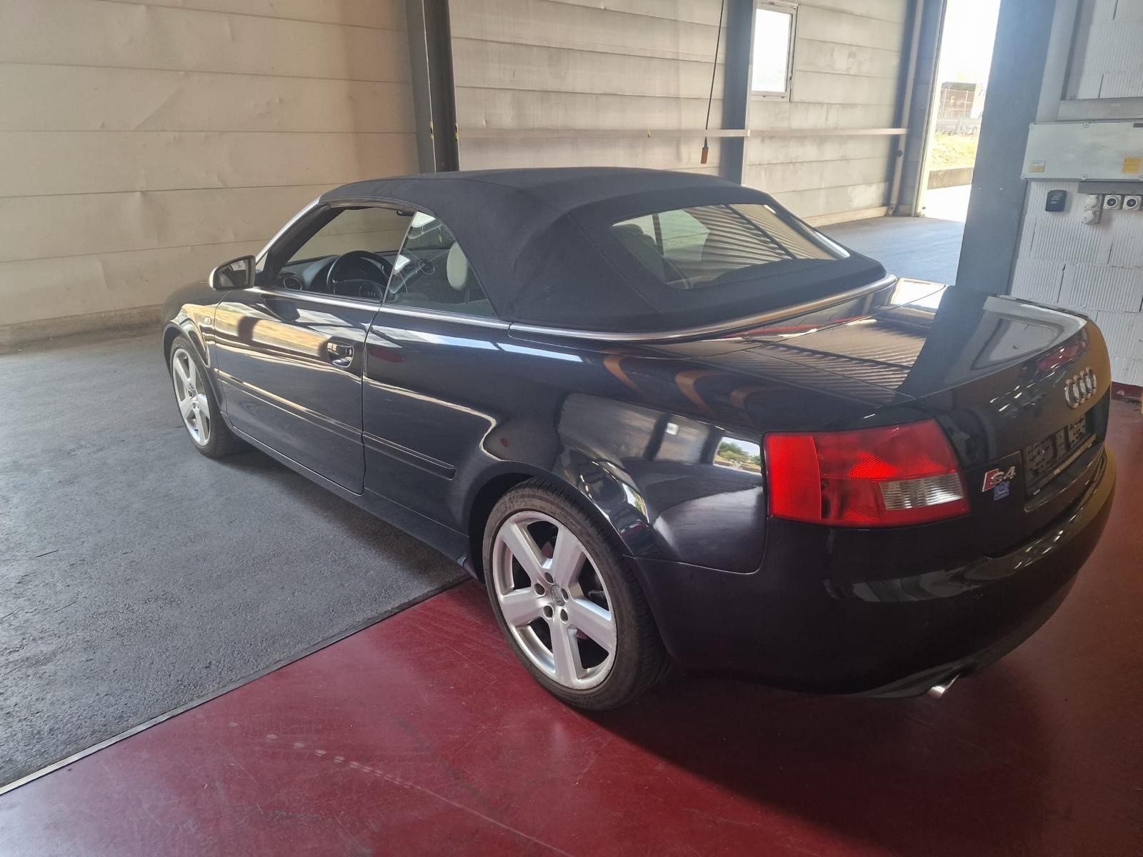 AUDI S4 Cabriolet 4.2 V8 quattro-image-6