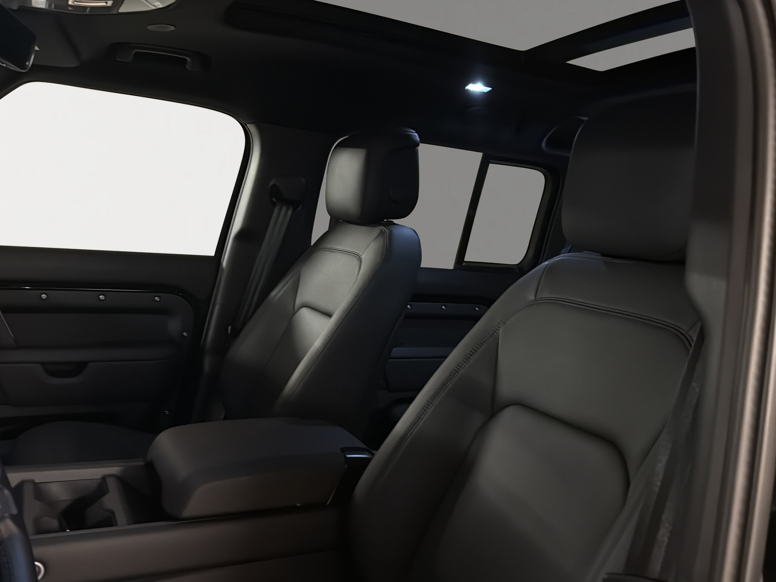 LAND ROVER Defender 110 3.0 D I6 300 X-Dynamic HSE AWD AT8-image-9