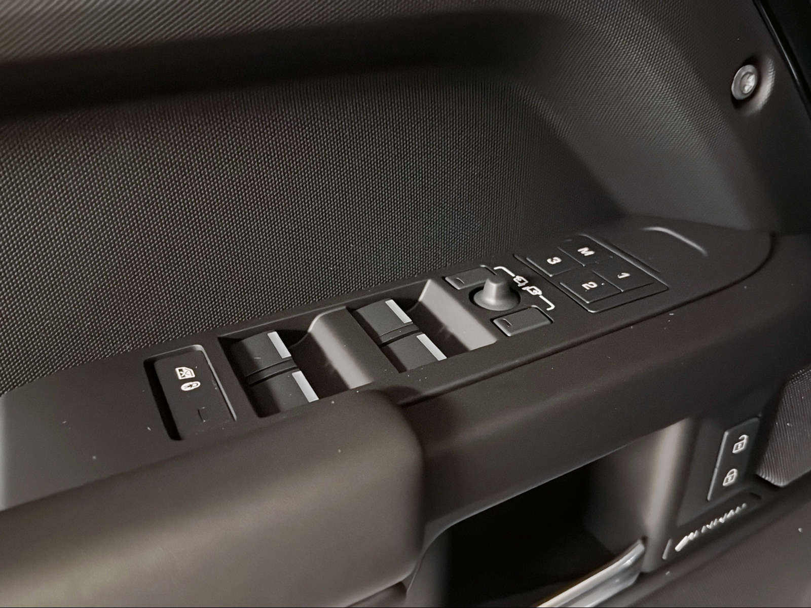 LAND ROVER Defender 110 3.0 D I6 300 X-Dynamic HSE AWD AT8-image-16