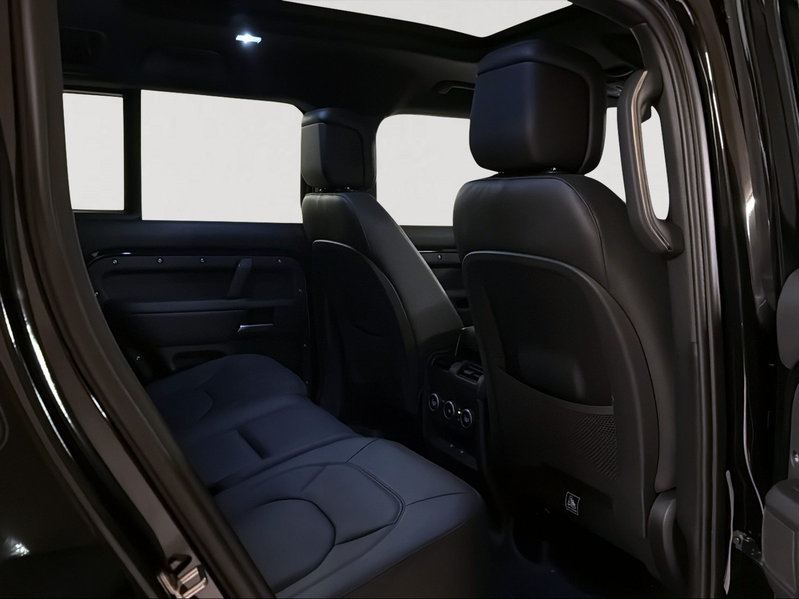 LAND ROVER Defender 110 3.0 D I6 300 X-Dynamic HSE AWD AT8-image-12