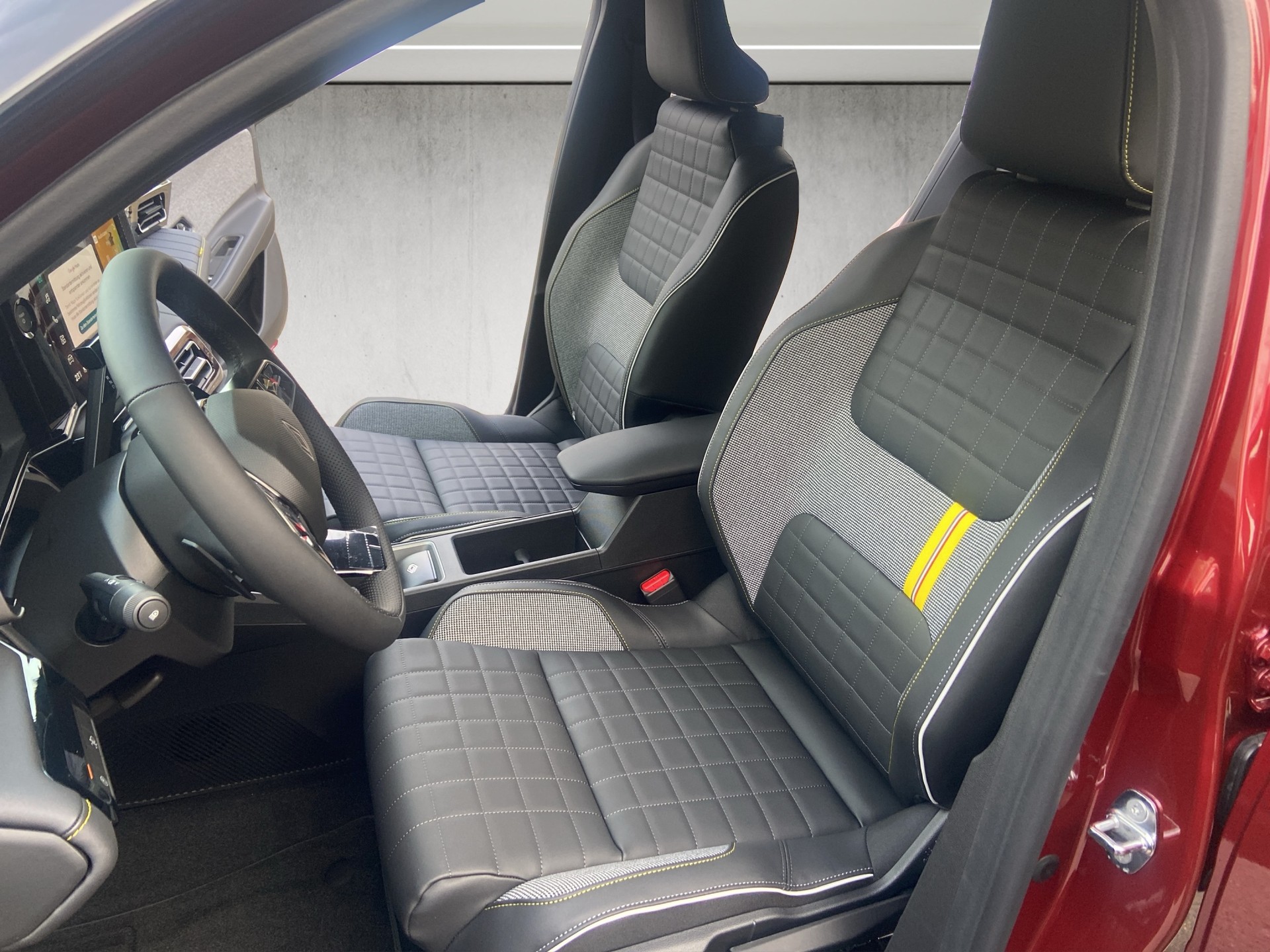 RENAULT R4 E-Tech Comfort Range 52 kWh Iconic-image-7