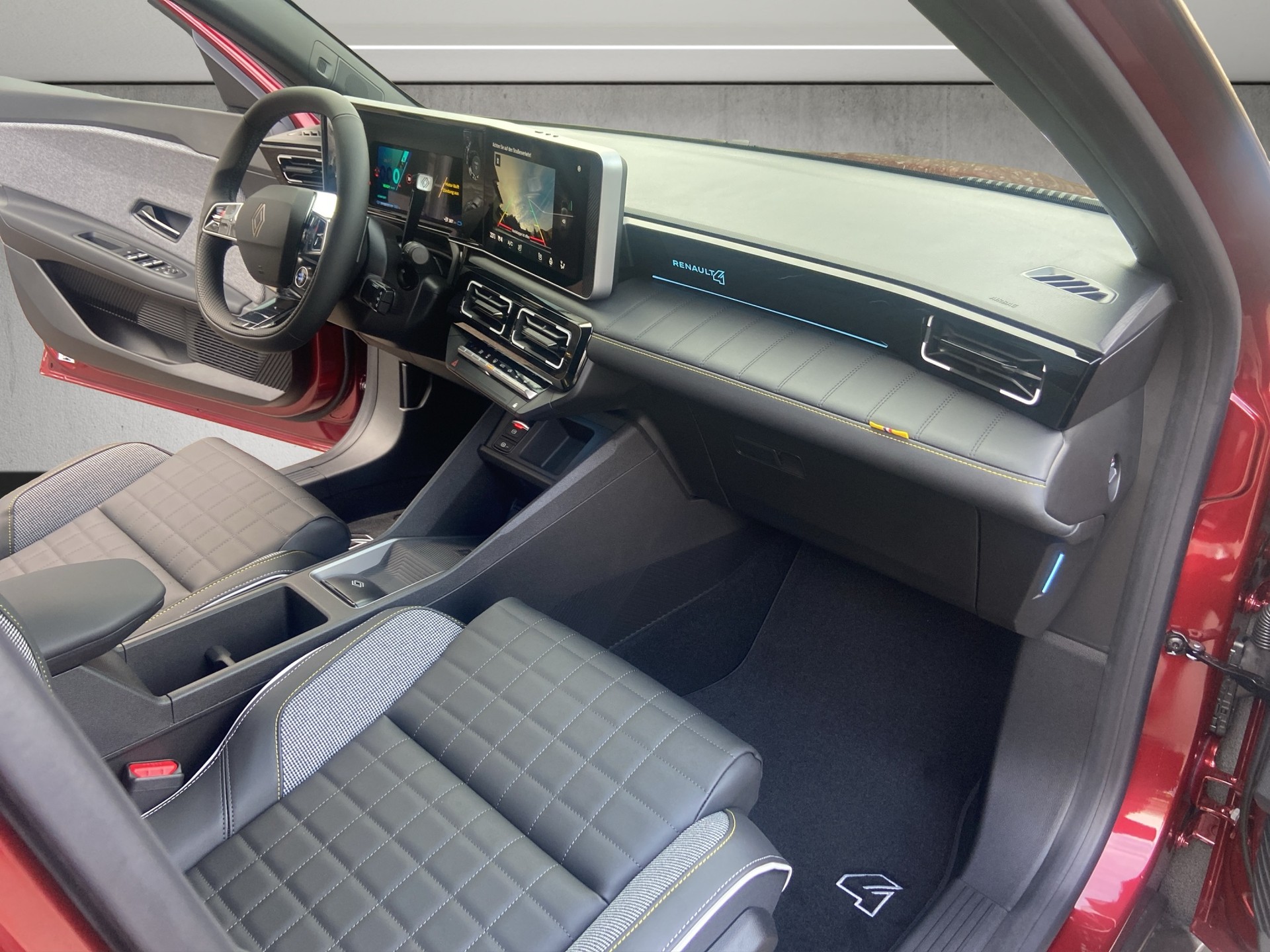 RENAULT R4 E-Tech Comfort Range 52 kWh Iconic-image-11