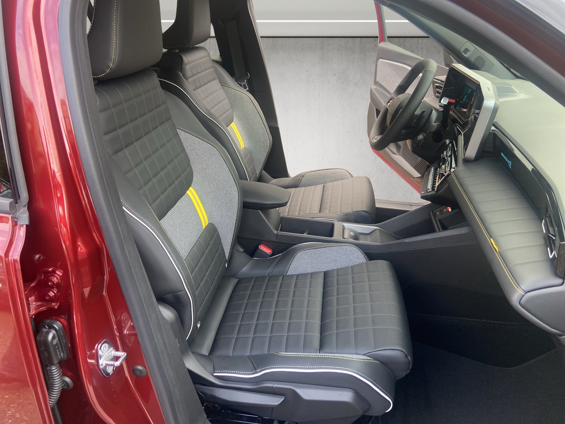 RENAULT R4 E-Tech Comfort Range 52 kWh Iconic-image-12