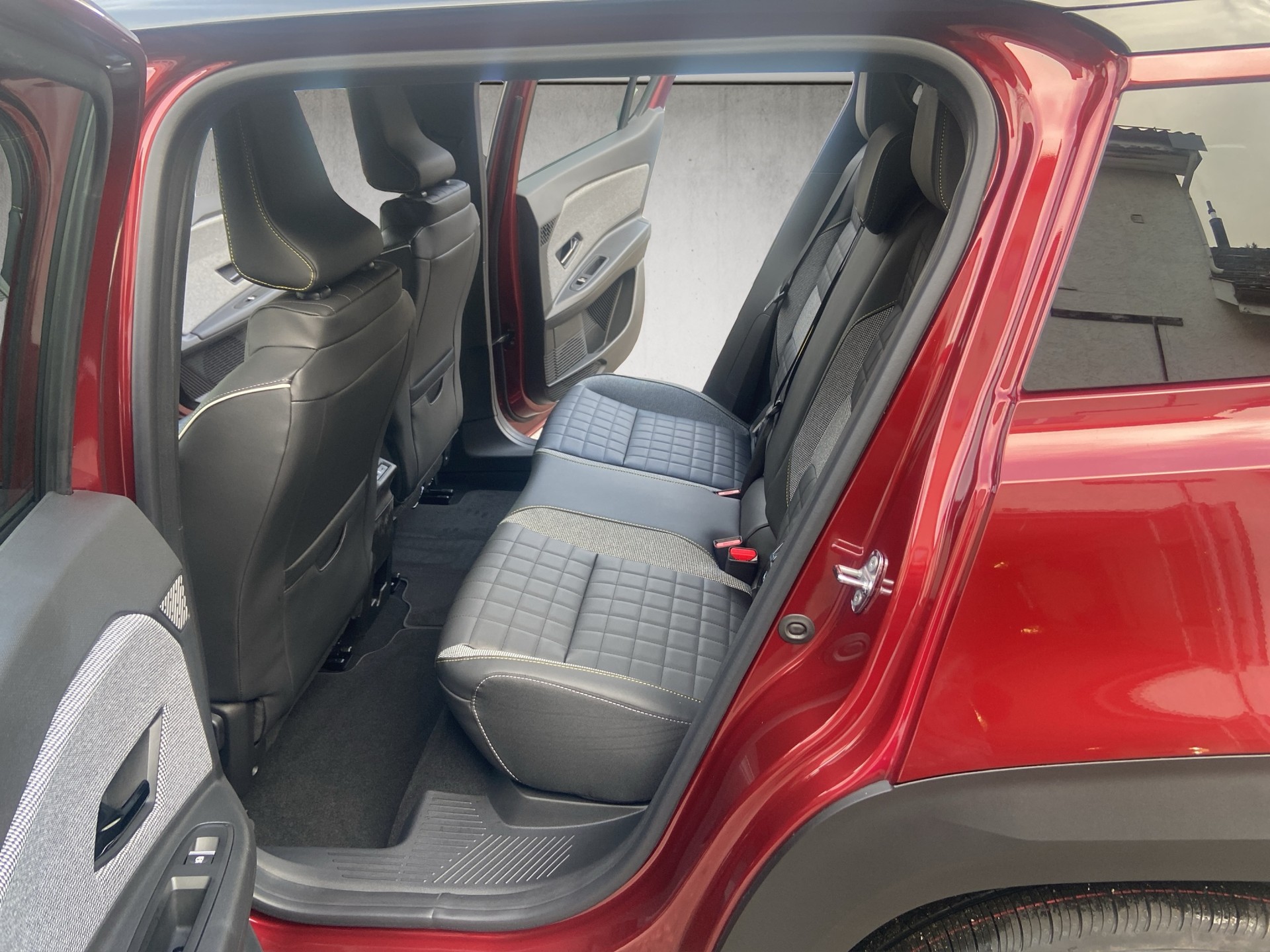 RENAULT R4 E-Tech Comfort Range 52 kWh Iconic-image-8