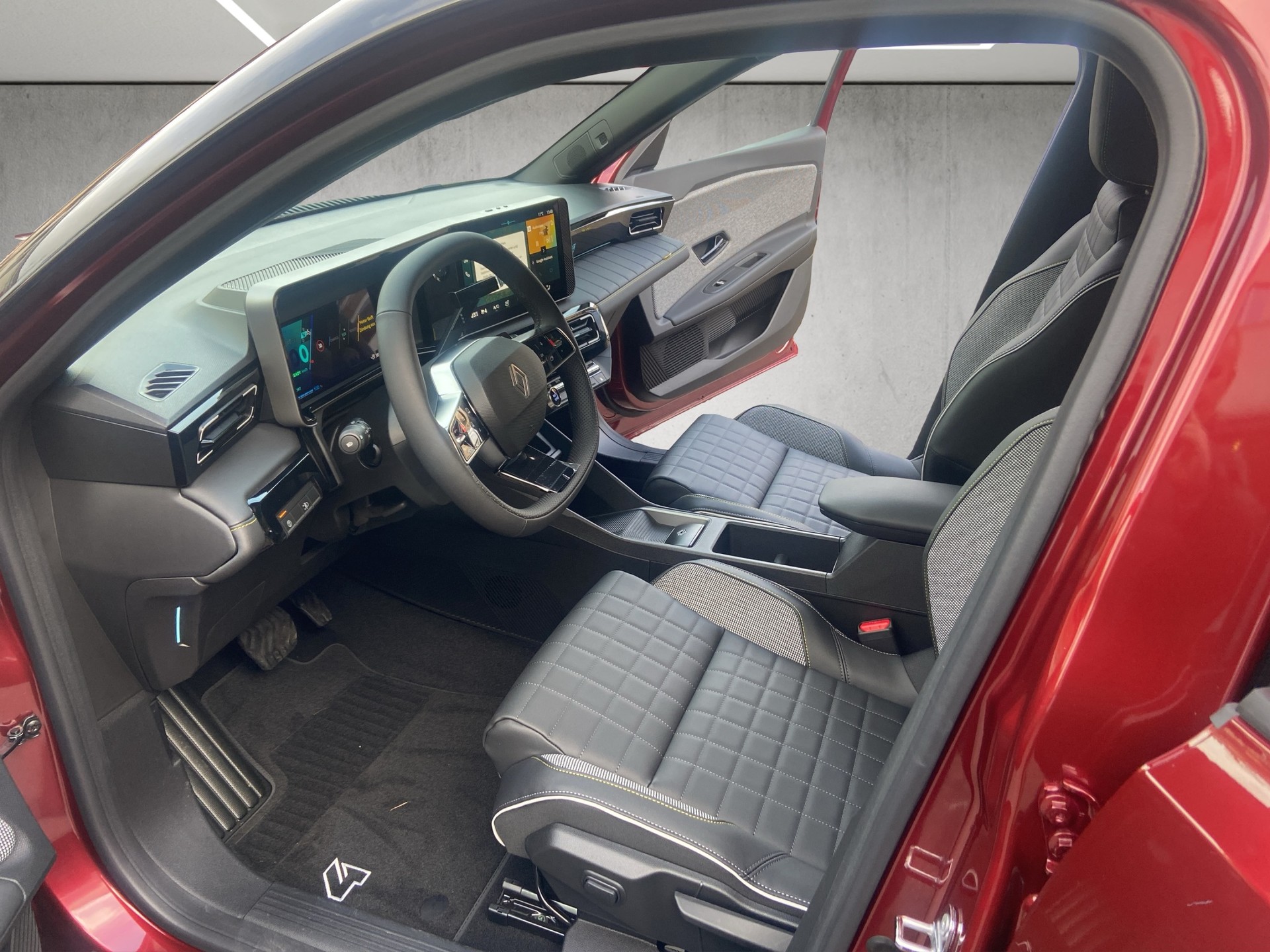 RENAULT R4 E-Tech Comfort Range 52 kWh Iconic-image-6