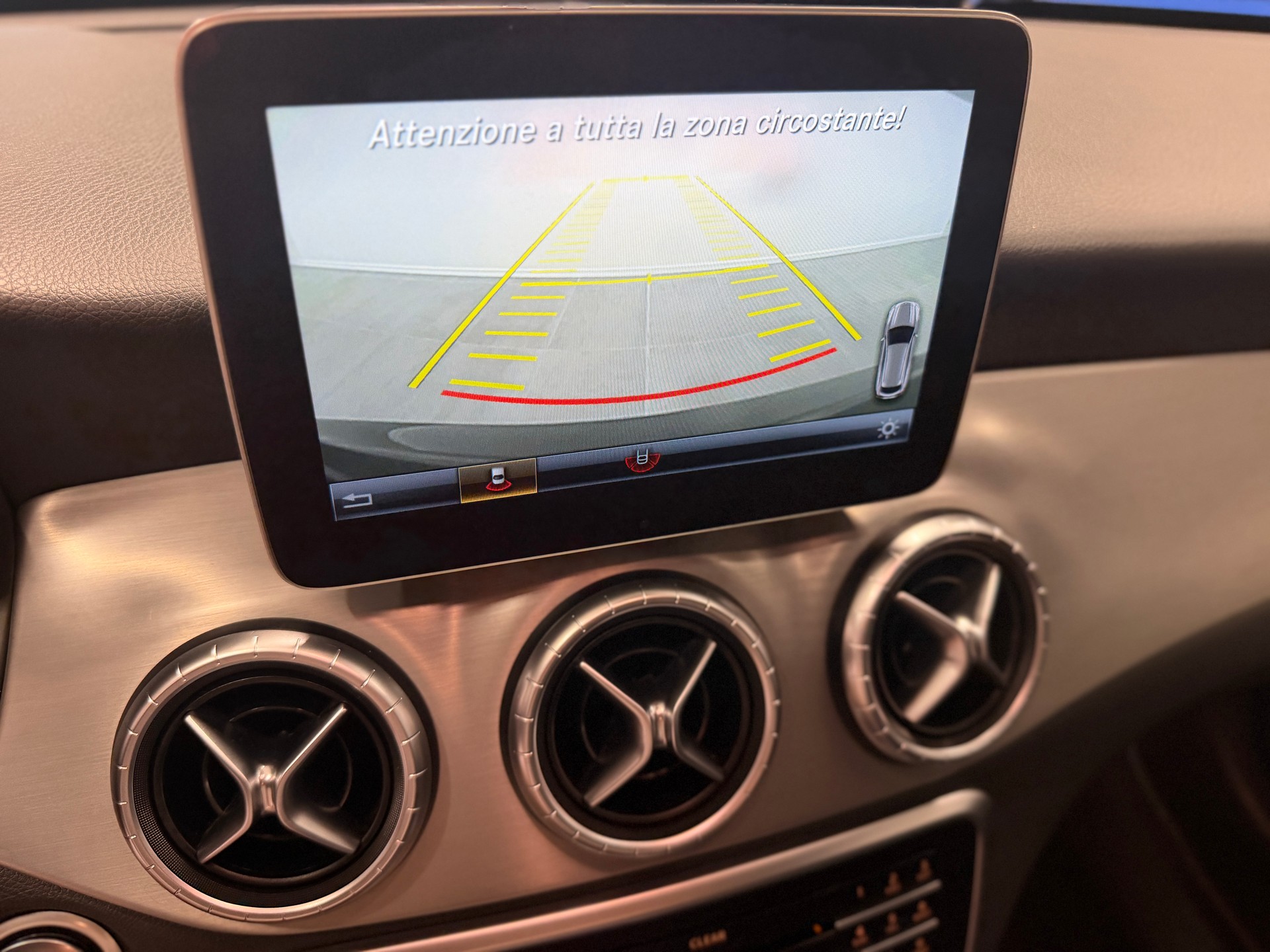 MERCEDES-BENZ CLA Shooting Brake 200 d AMG Line 7G-DCT-image-9