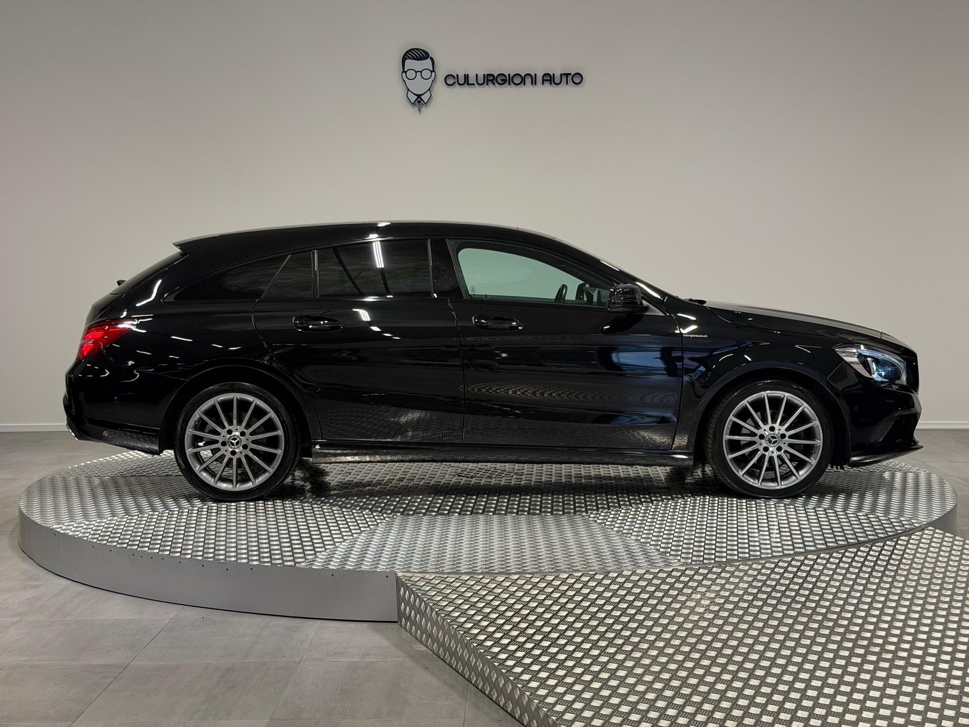 MERCEDES-BENZ CLA Shooting Brake 200 d AMG Line 7G-DCT-showroom-element-3