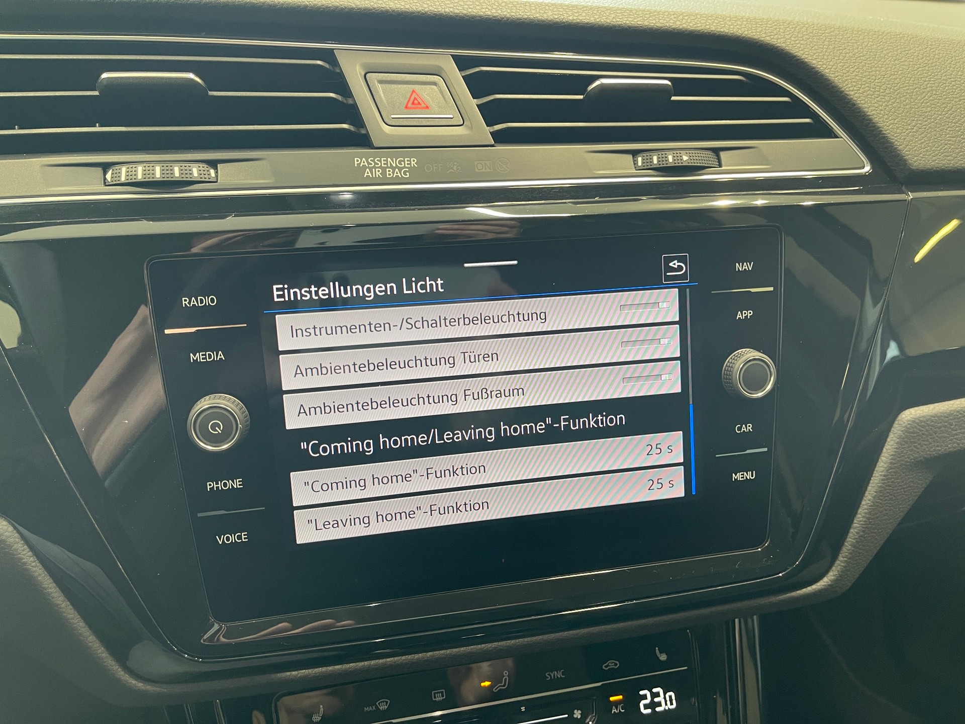 VW Touran 2.0 TDI BlueMotion Technology Highline DSG * R-LINE* 7 PLATZ*-image-29