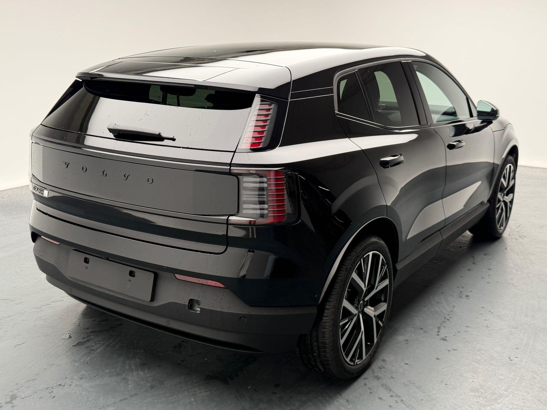 VOLVO EX30 E60 Twin Ultra Performance Sw. Black Ed. AWD-image-2