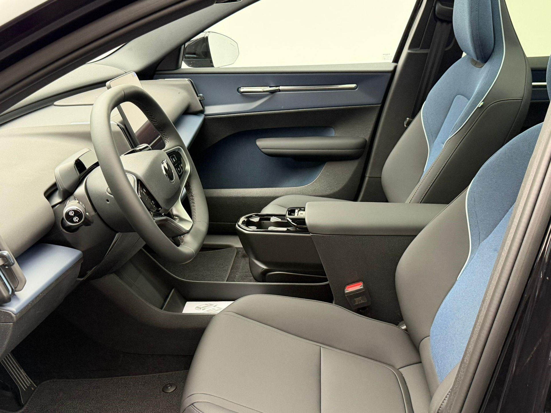 VOLVO EX30 E60 Twin Ultra Performance Sw. Black Ed. AWD-image-10