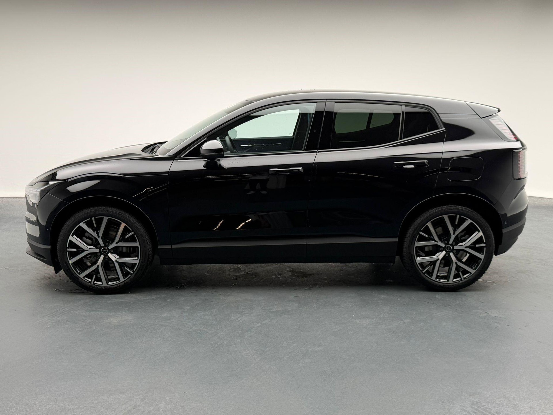 VOLVO EX30 E60 Twin Ultra Performance Sw. Black Ed. AWD-image-1