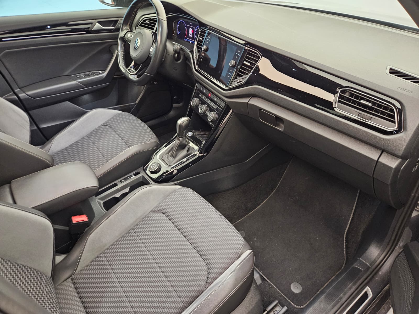 VW T-Roc 2.0 TSI R DSG 4Motion-image-11
