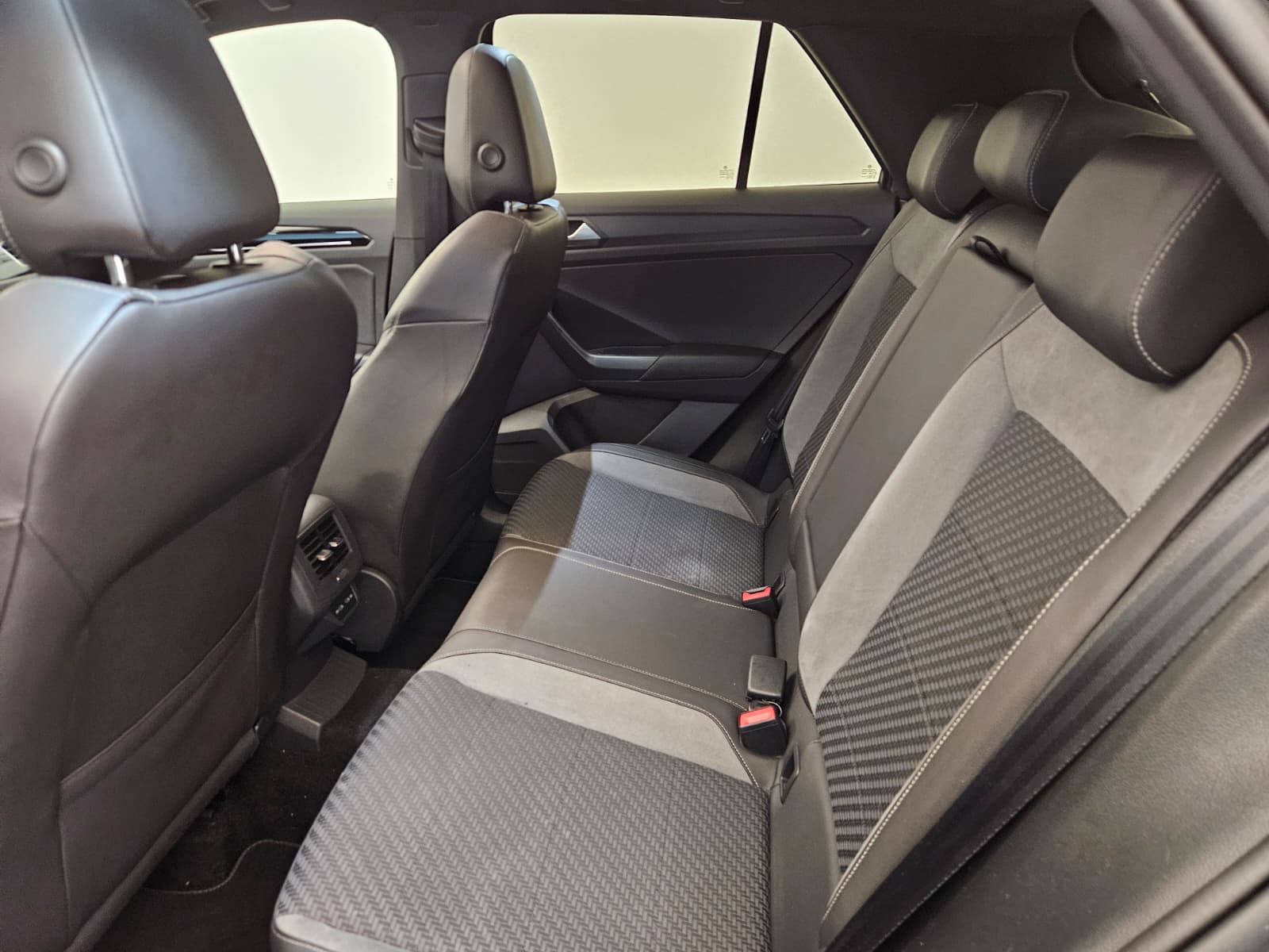 VW T-Roc 2.0 TSI R DSG 4Motion-image-12