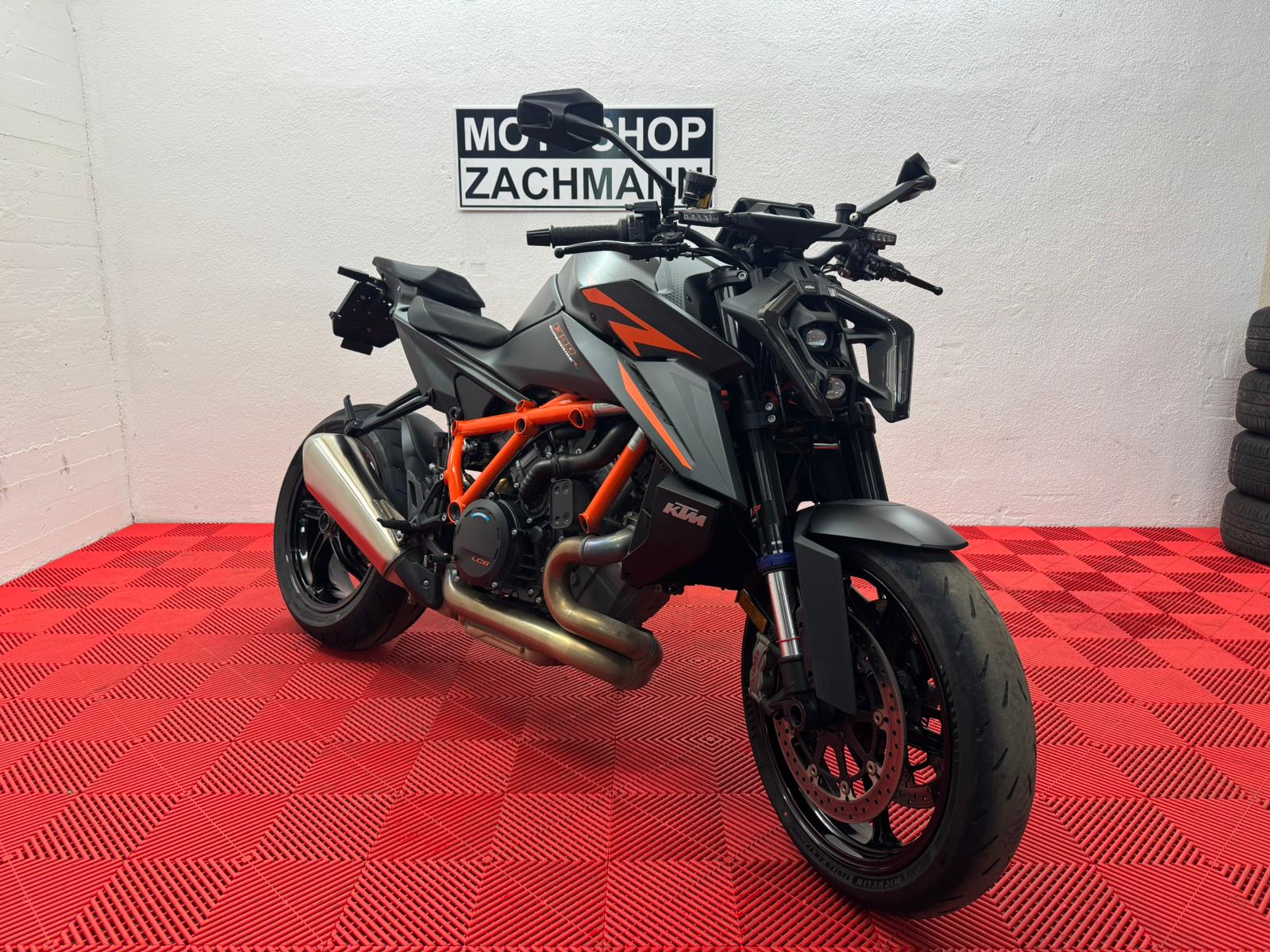 KTM 1390 Super Duke R EVO-showroom-element-1