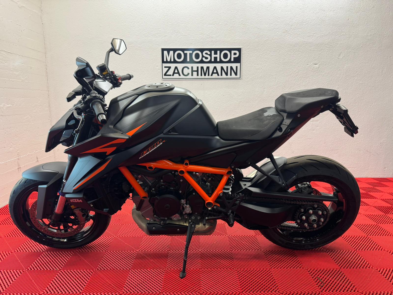 KTM 1390 Super Duke R EVO-showroom-element-3