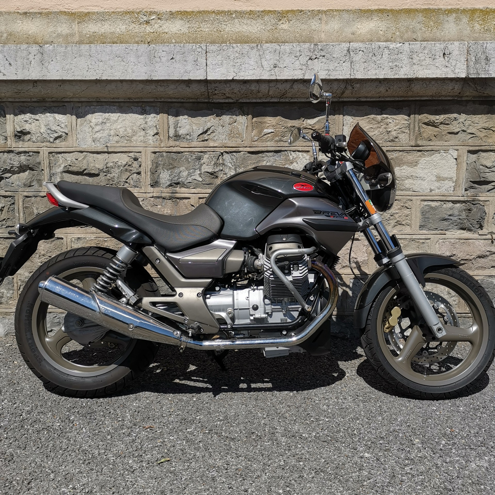 MOTO GUZZI Breva 750-showroom-element-3