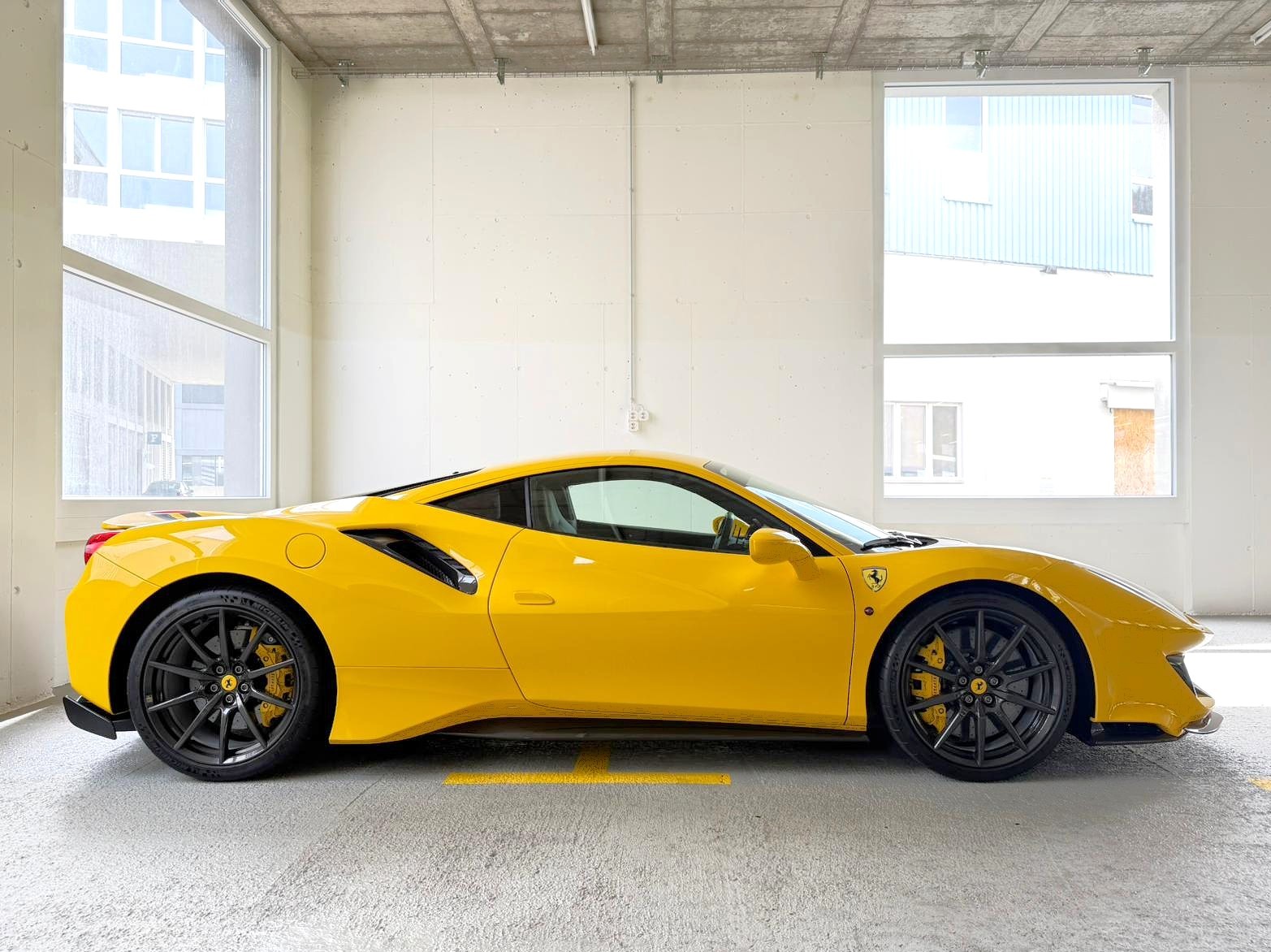 FERRARI 488 Pista 3.9 V8-image-2