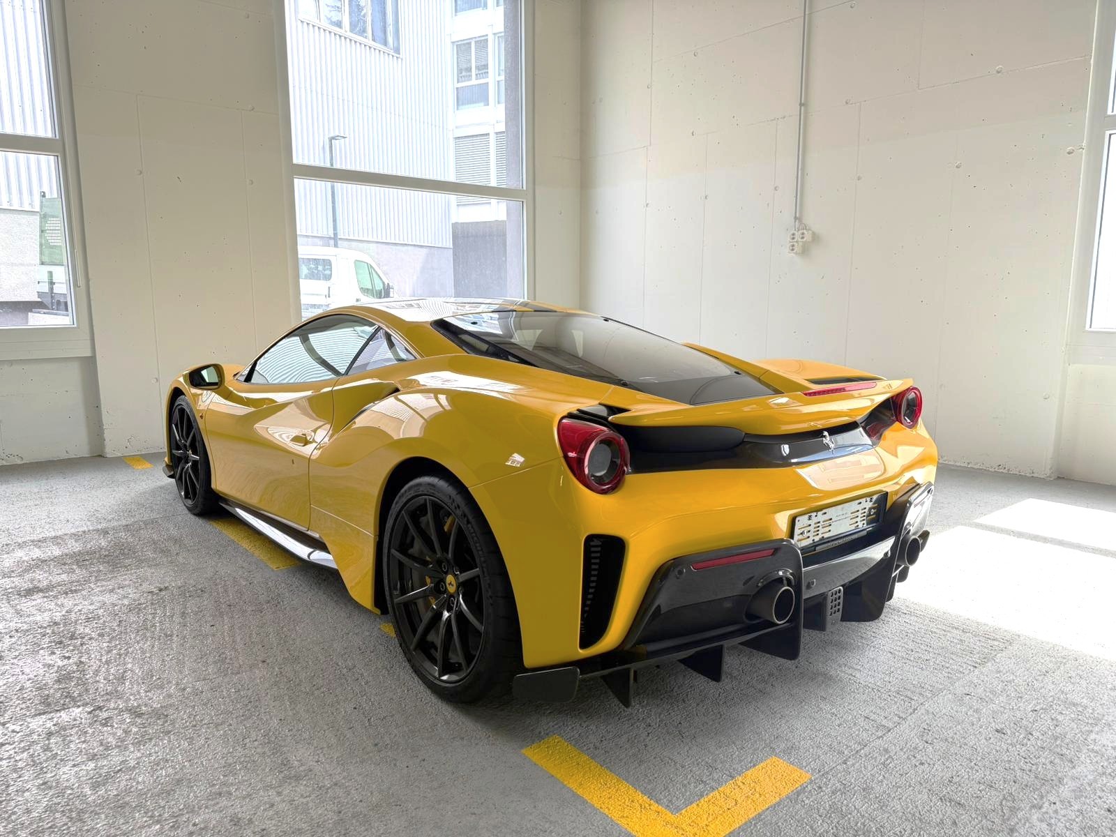 FERRARI 488 Pista 3.9 V8-image-3
