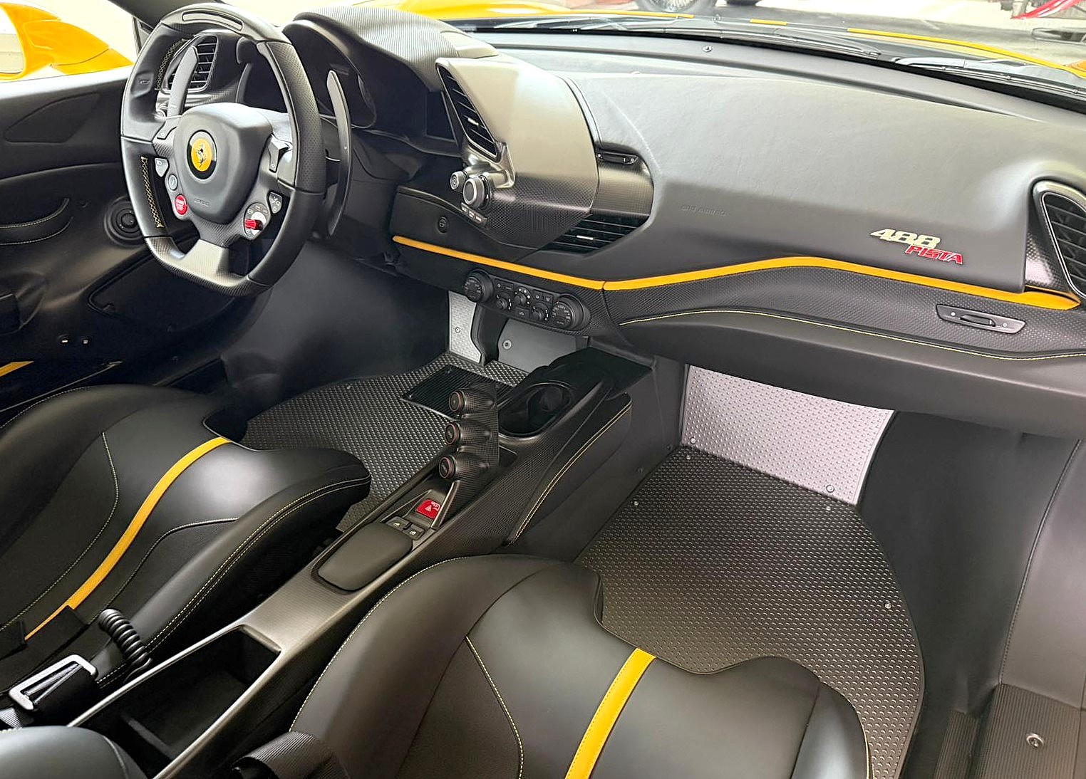 FERRARI 488 Pista 3.9 V8-image-8