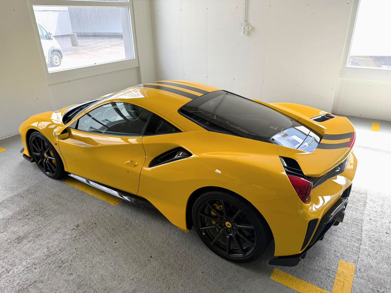 FERRARI 488 Pista 3.9 V8-image-11